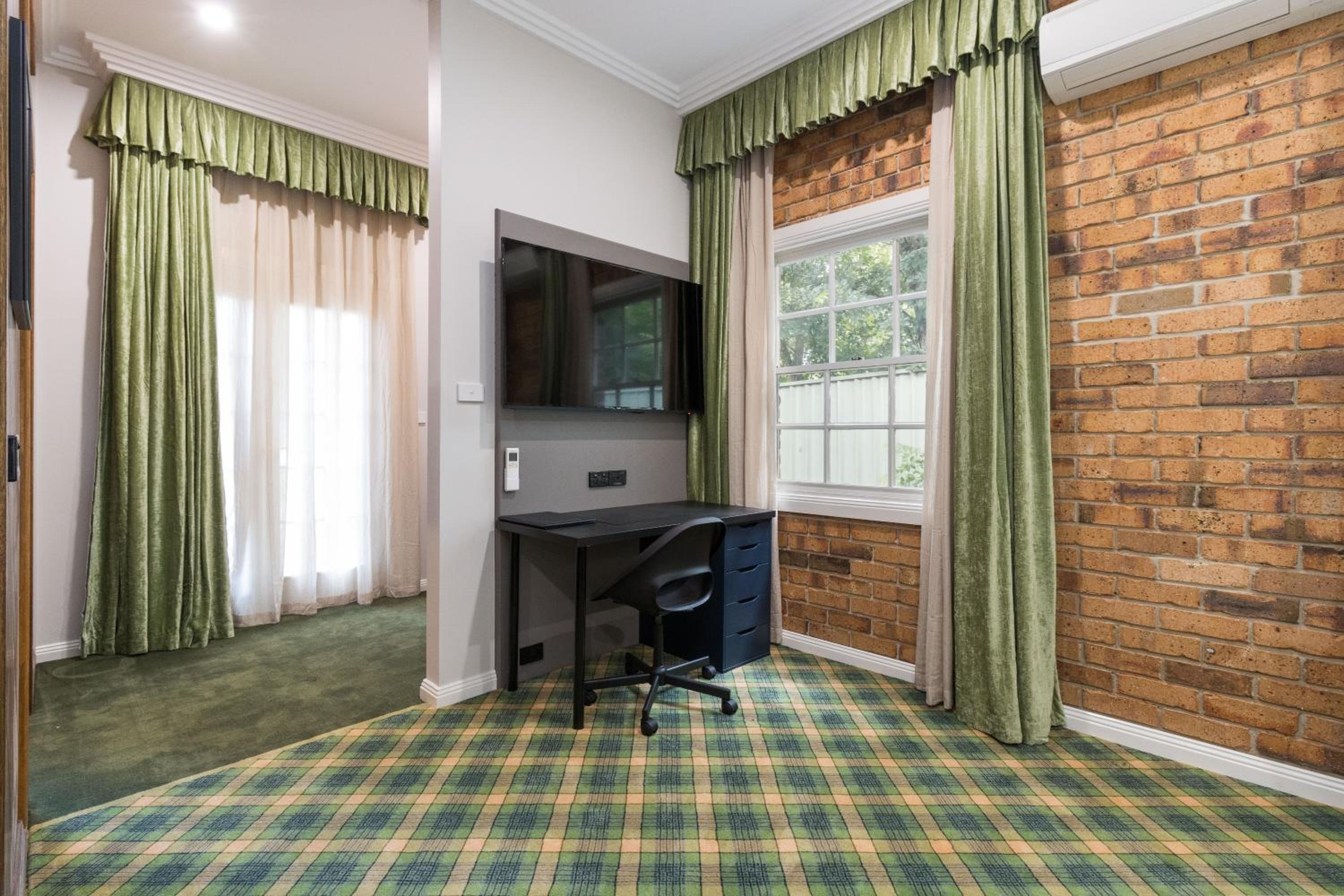 Business Suite - Photo 3