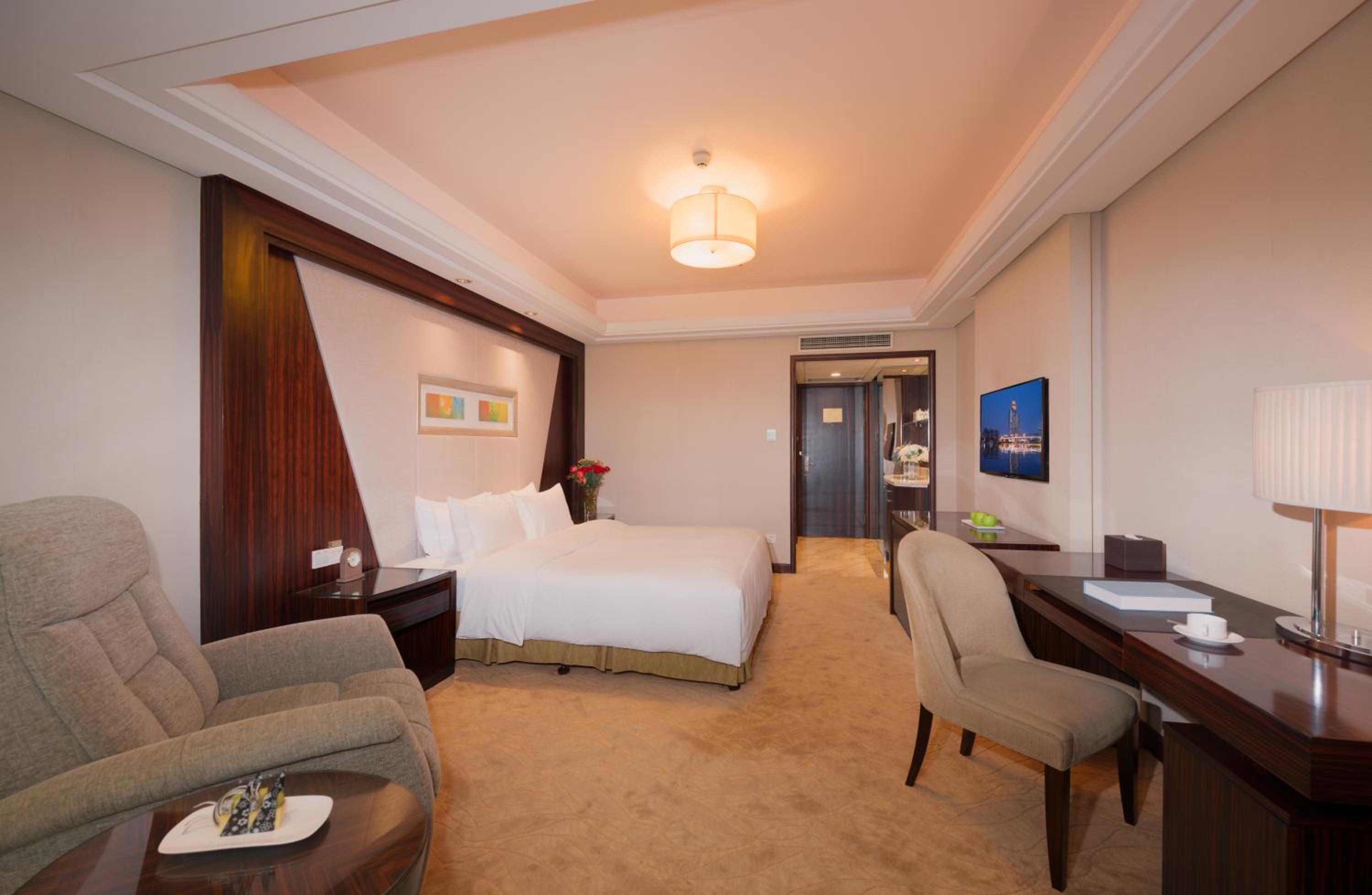 Queen Room photo 2