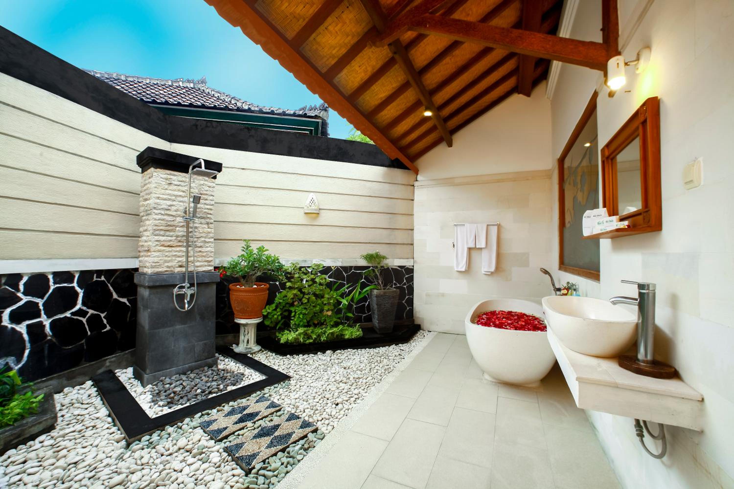 Deluxe Suite with Sea View - Photo 3