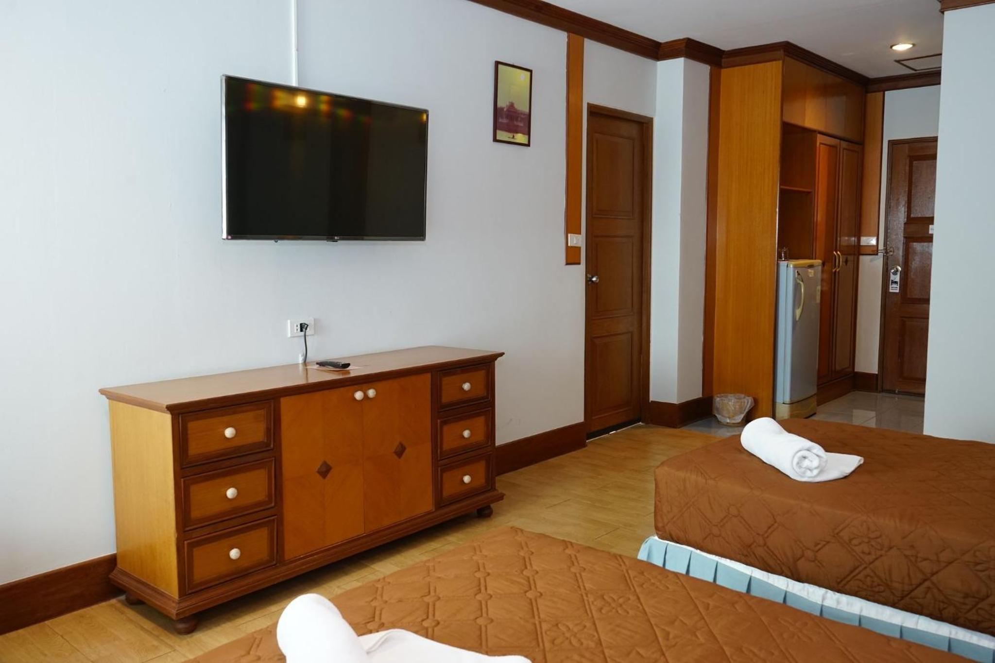 One-Bedroom Apartment - Photo 2