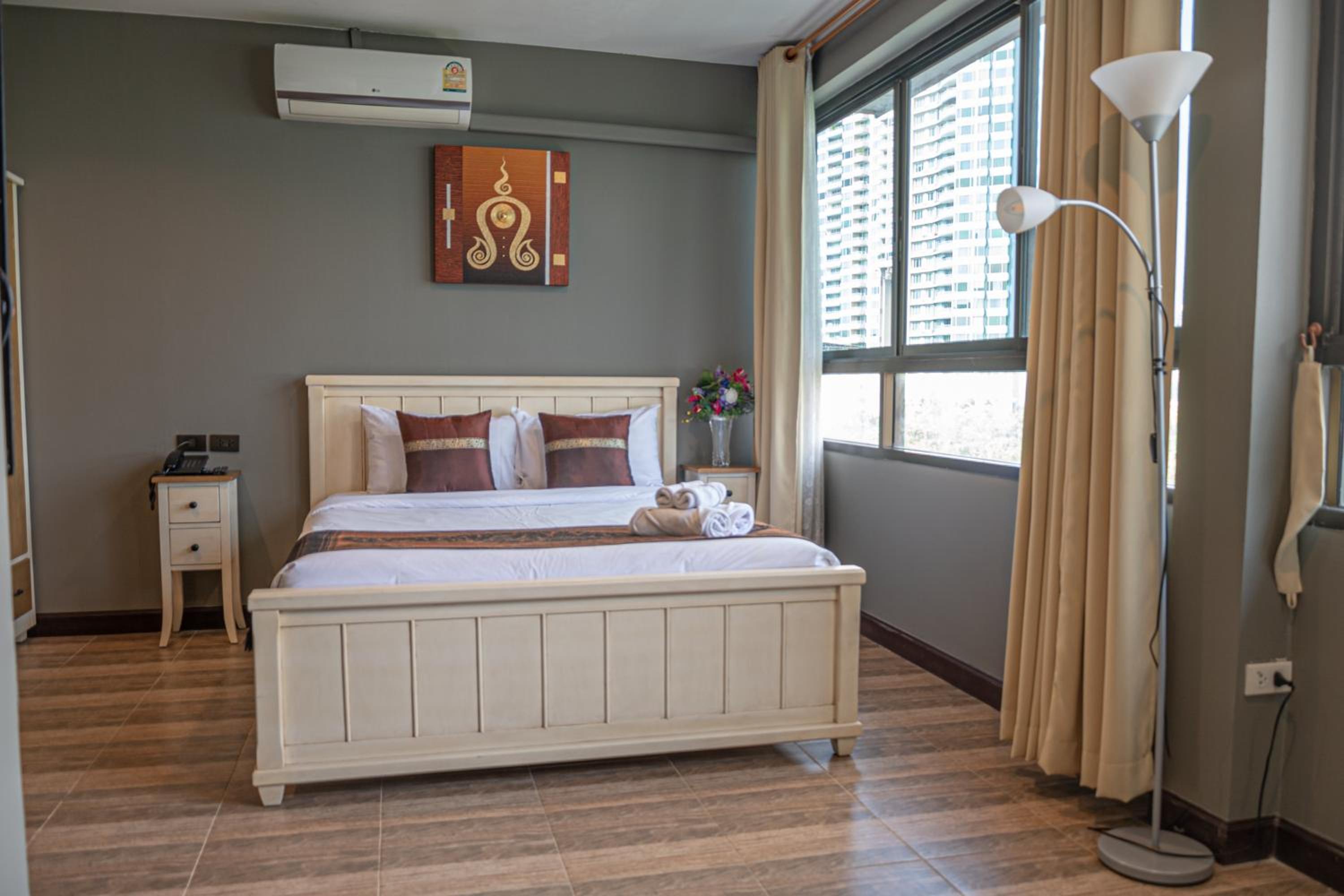 Deluxe Room - City View photo 2