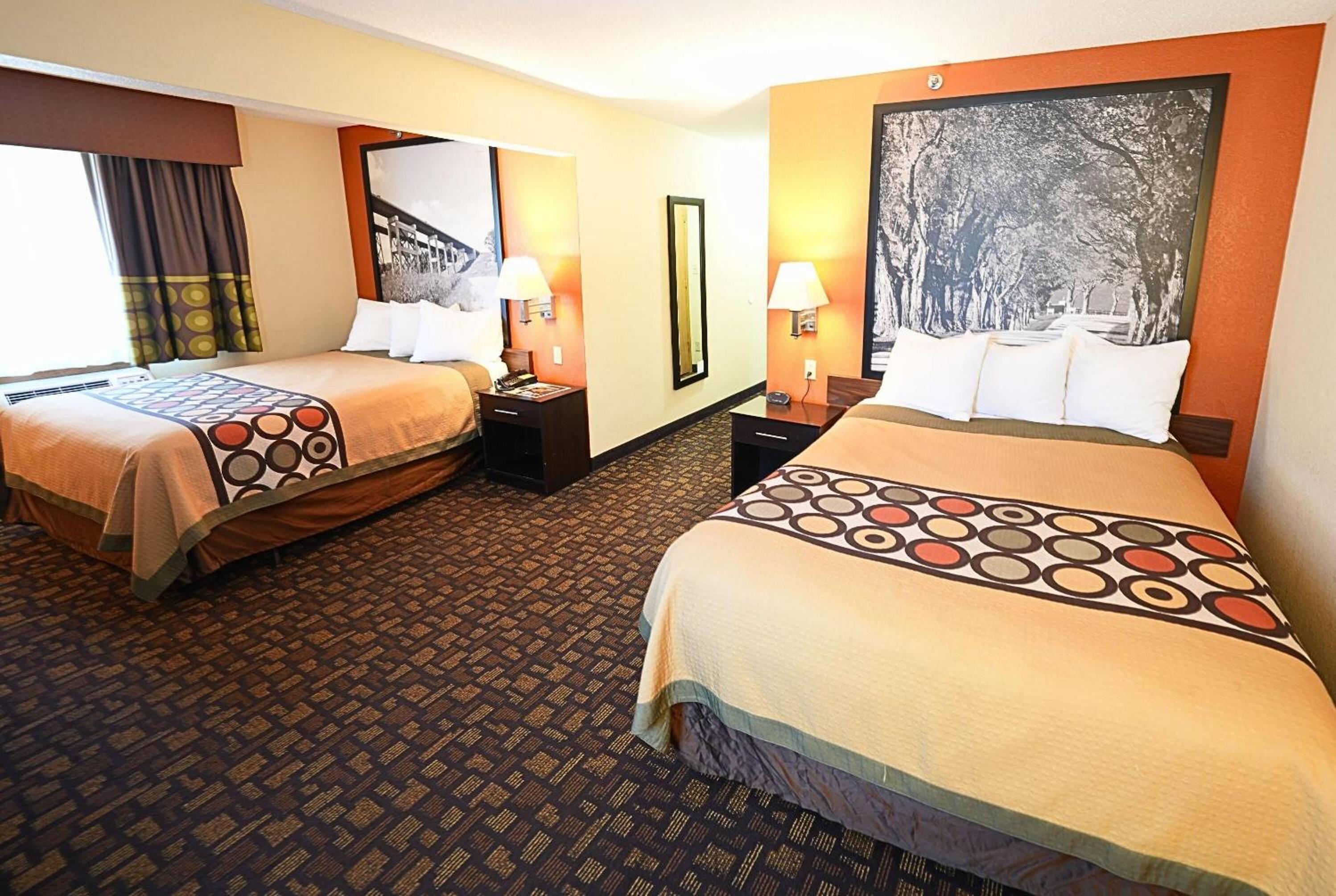 Queen Suite - Mobility Accessible/Non-Smoking