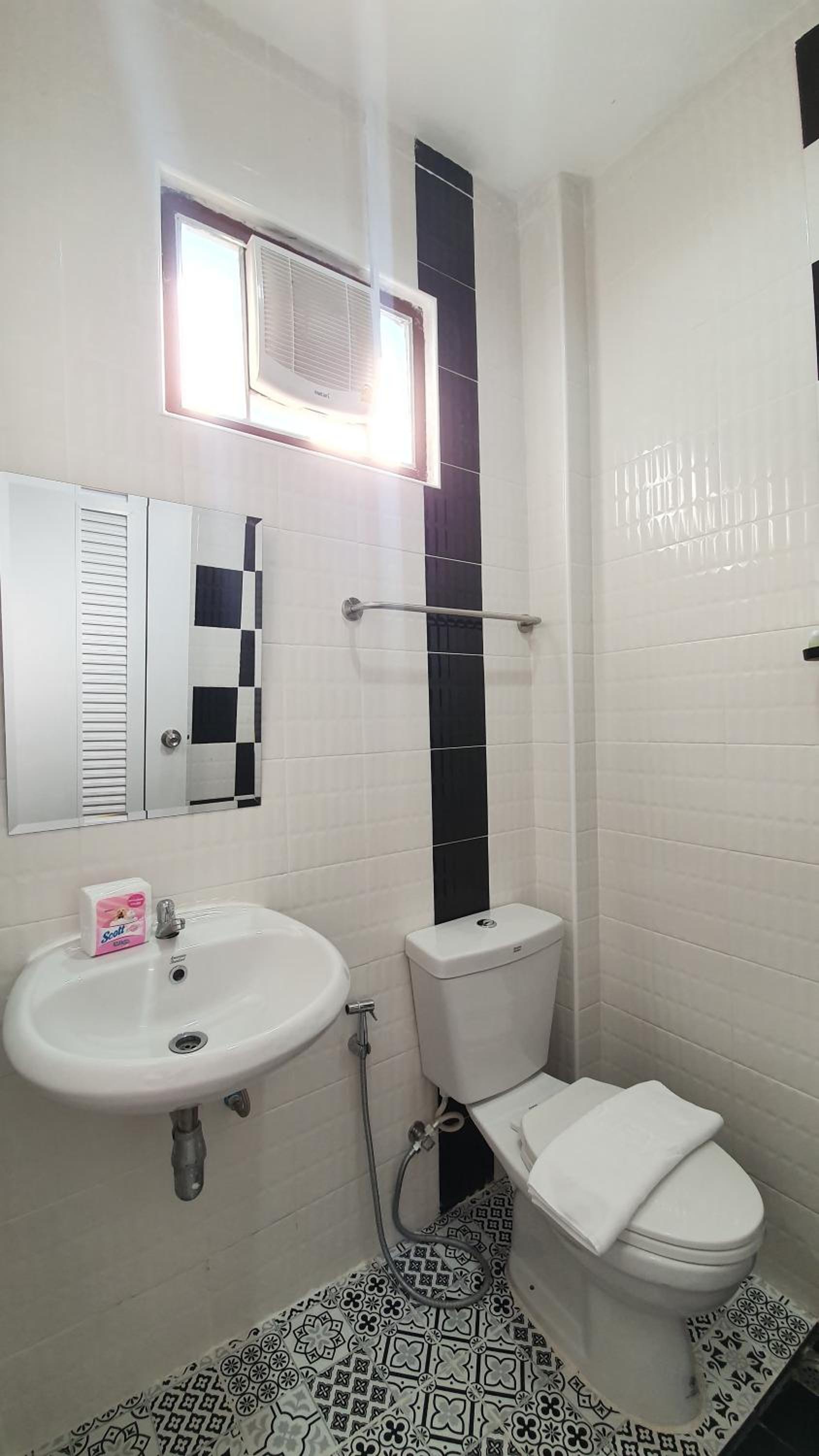 Standard King Room - Photo 4