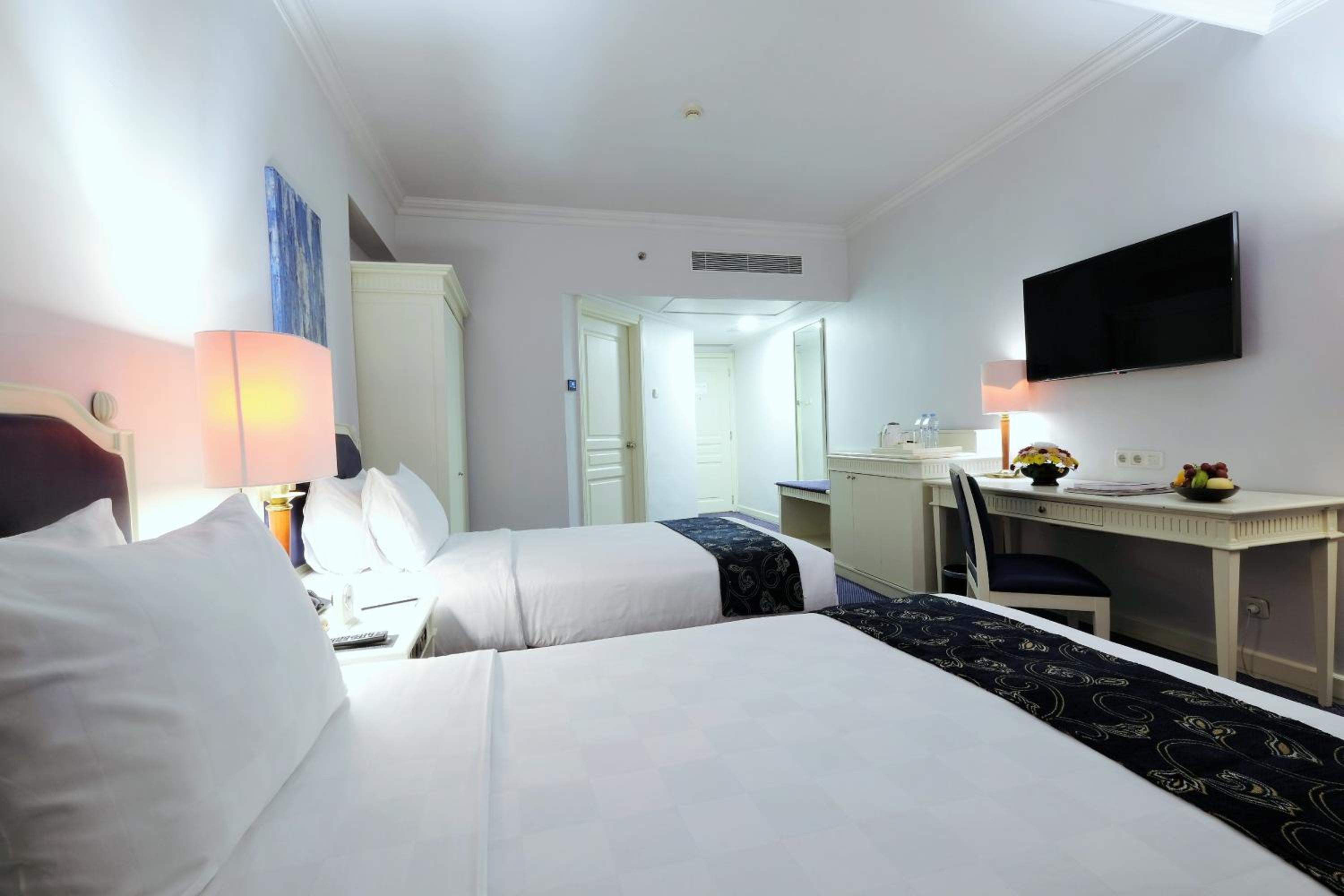 Deluxe Double or Twin Room with City View - Photo 2
