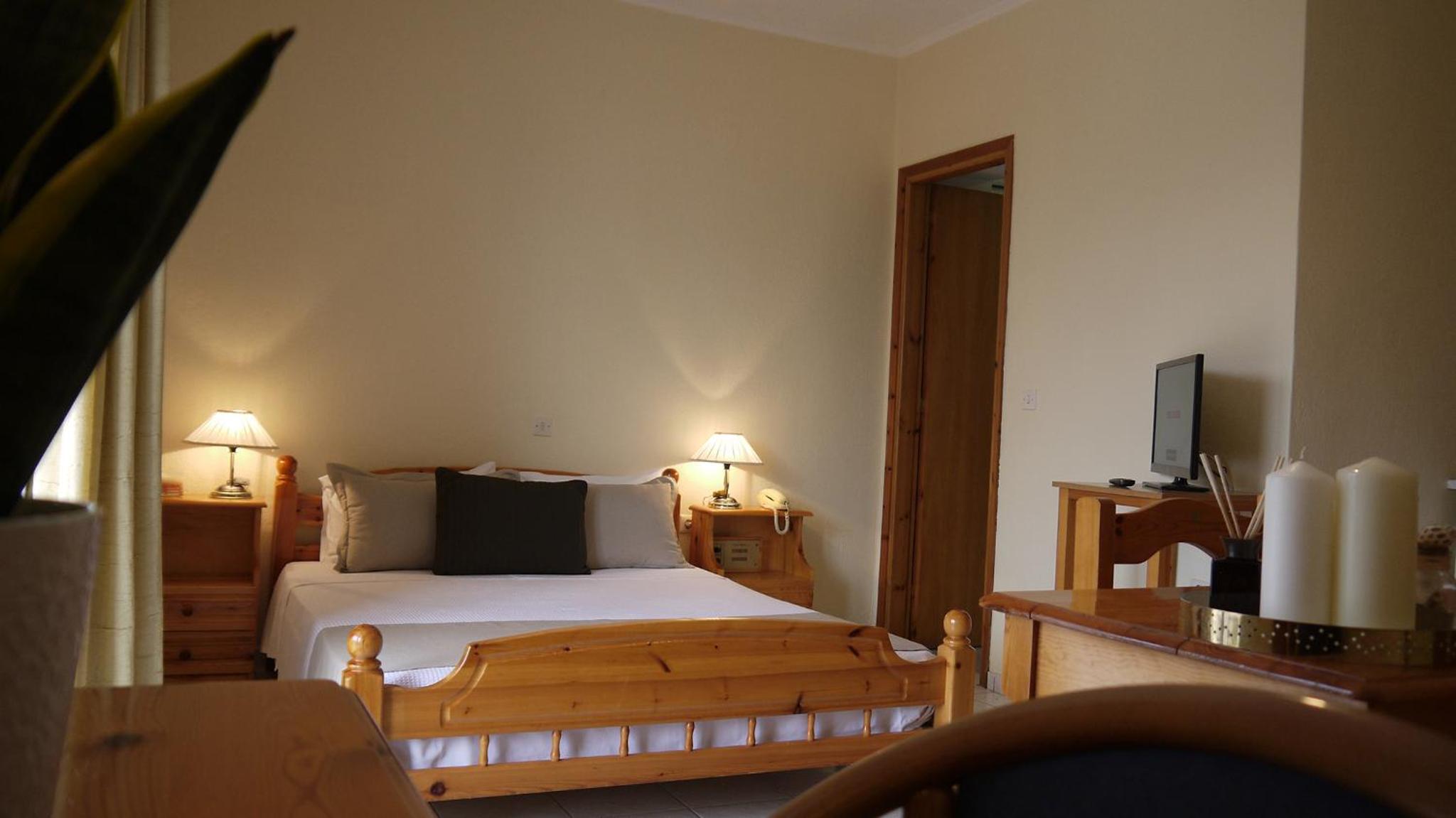 Basic Studio (2 Adults)