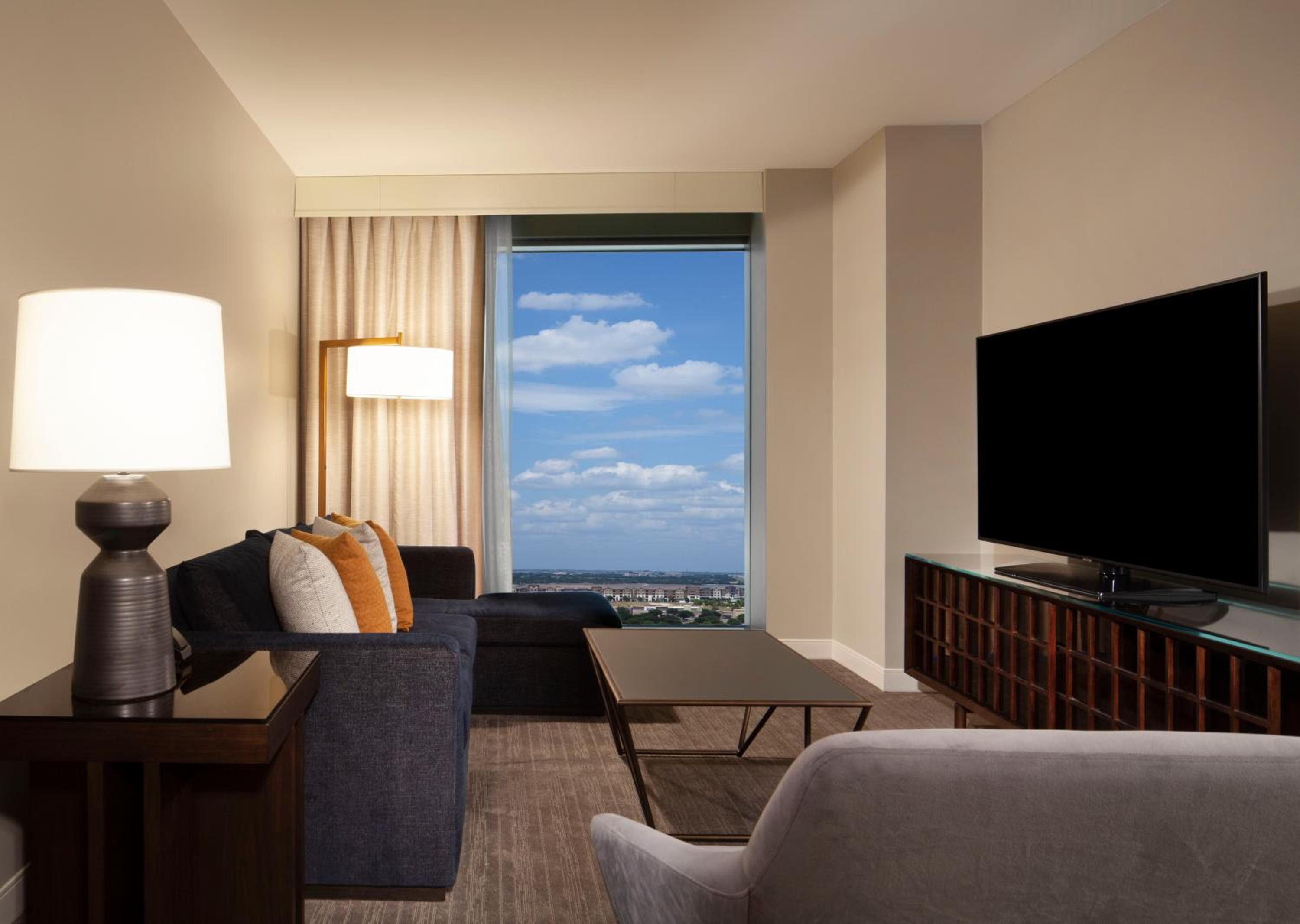 Suite - Photo 1