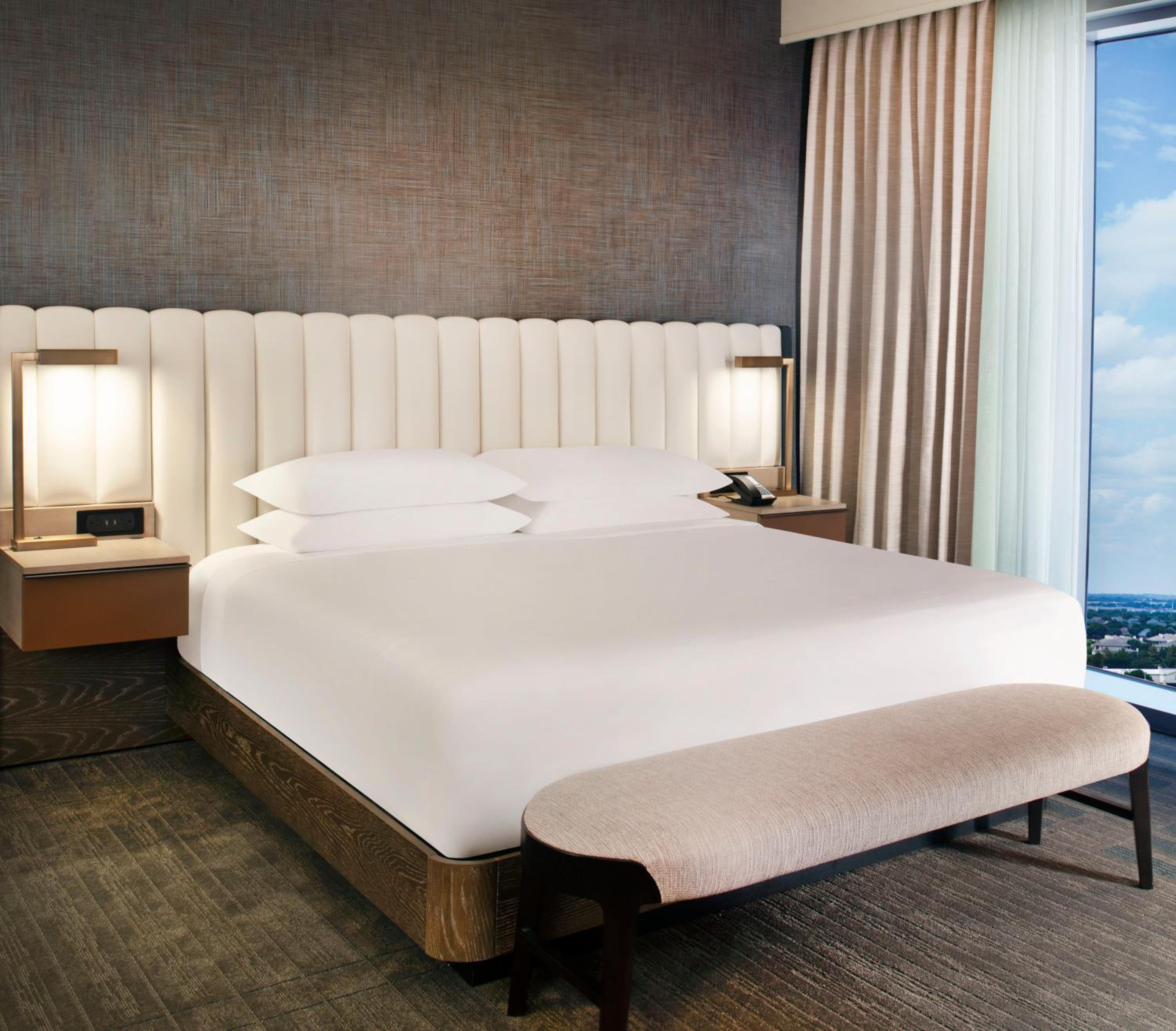 Deluxe Corner King Room - Photo 4