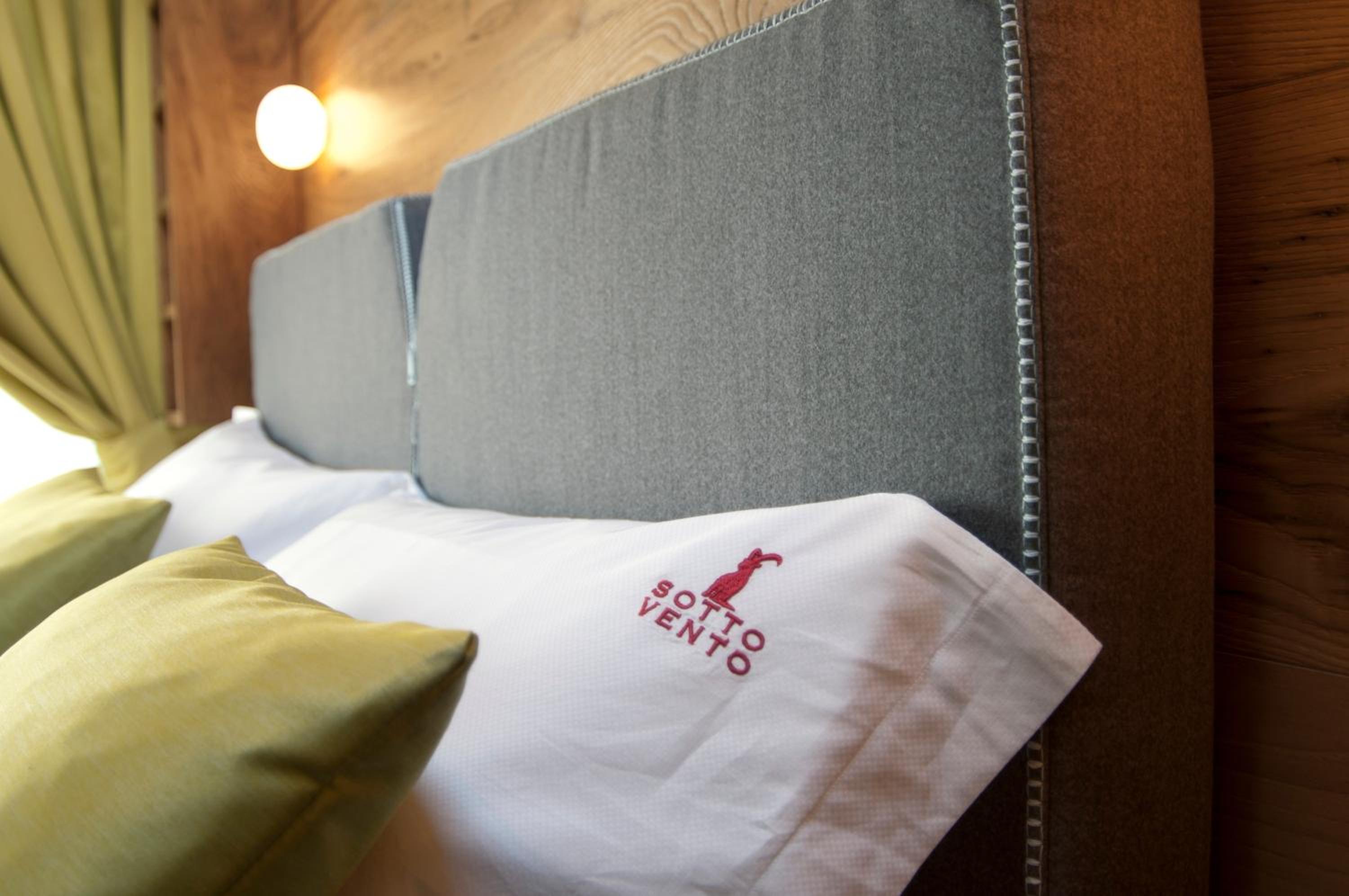 Deluxe Suite with Balcony - Photo 9