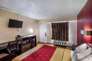 Double Room with Two Double Beds and Roll-in Shower - Mobility Access/Non-Smoking photo 3