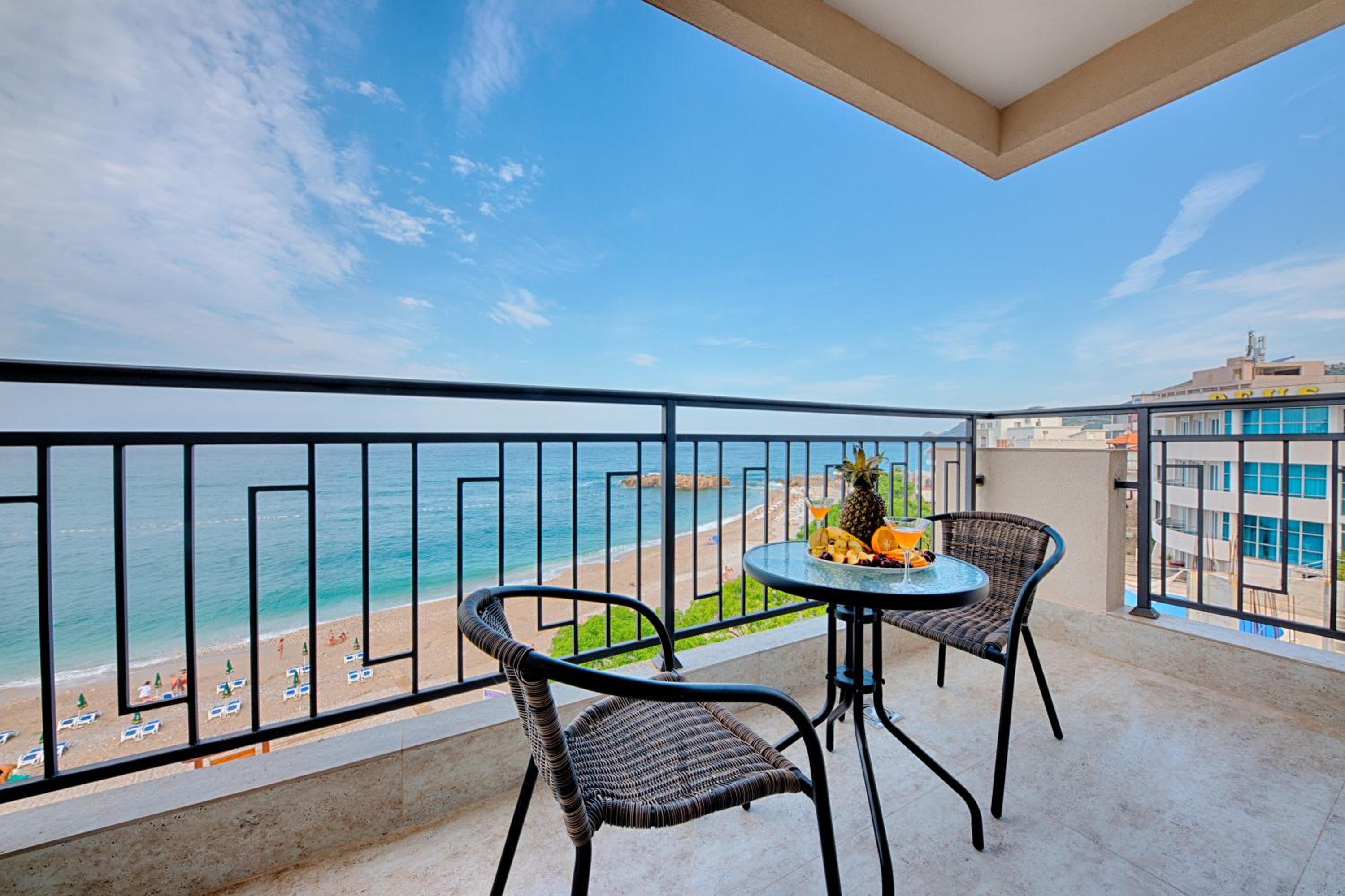 Deluxe Family Room with Terrace and Sea View - Photo 15