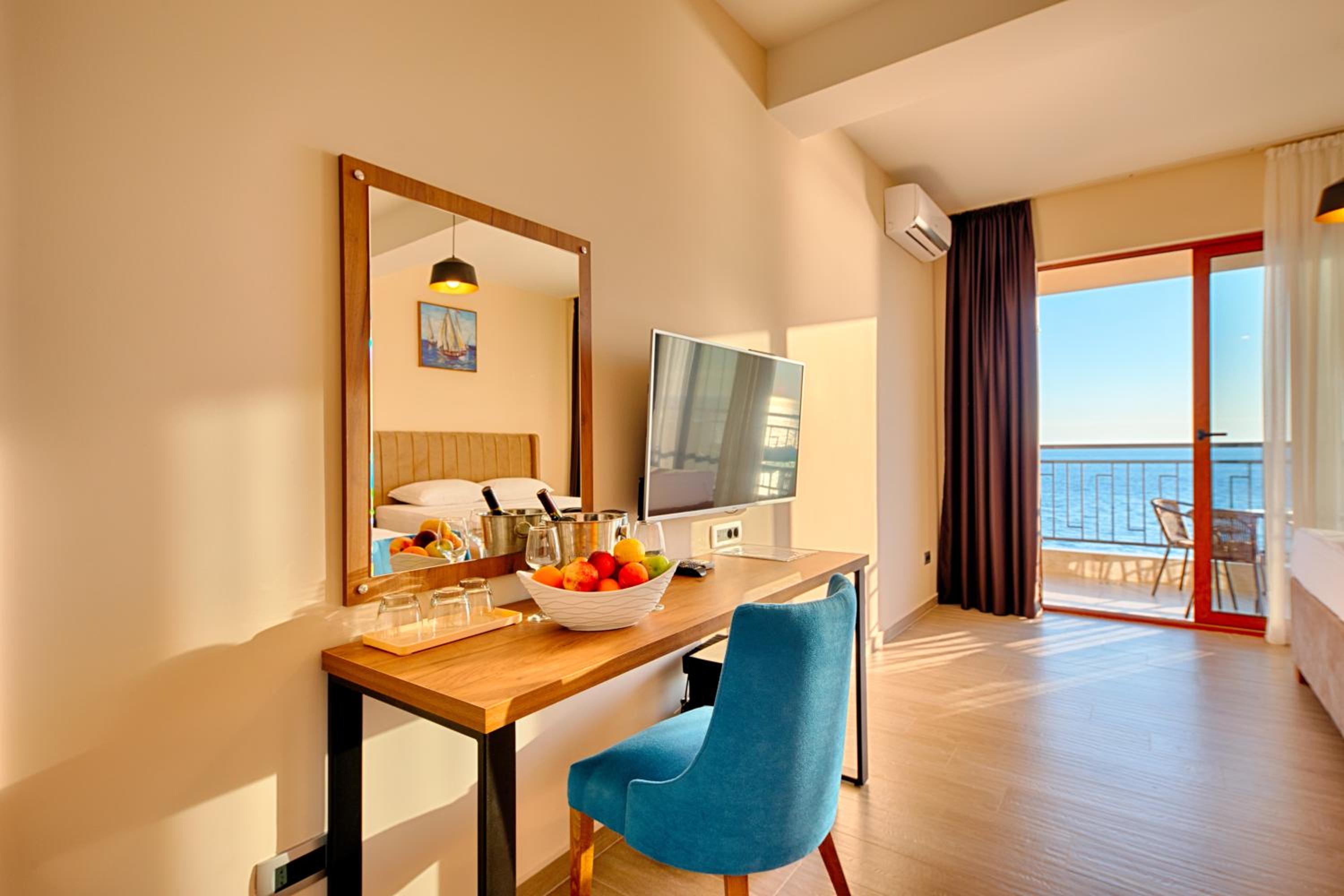 Deluxe Family Room with Terrace and Sea View - Photo 13