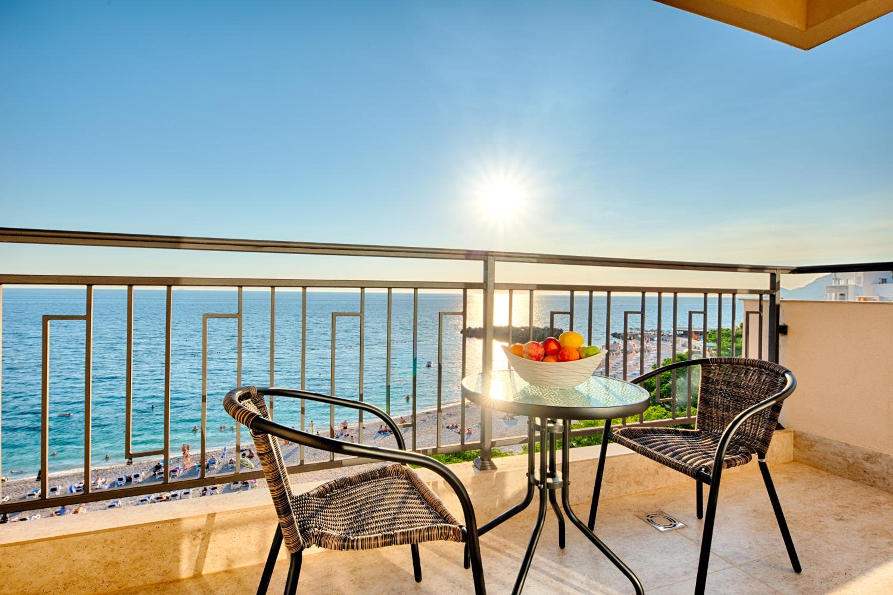 Deluxe Family Room with Terrace and Sea View - Photo 14