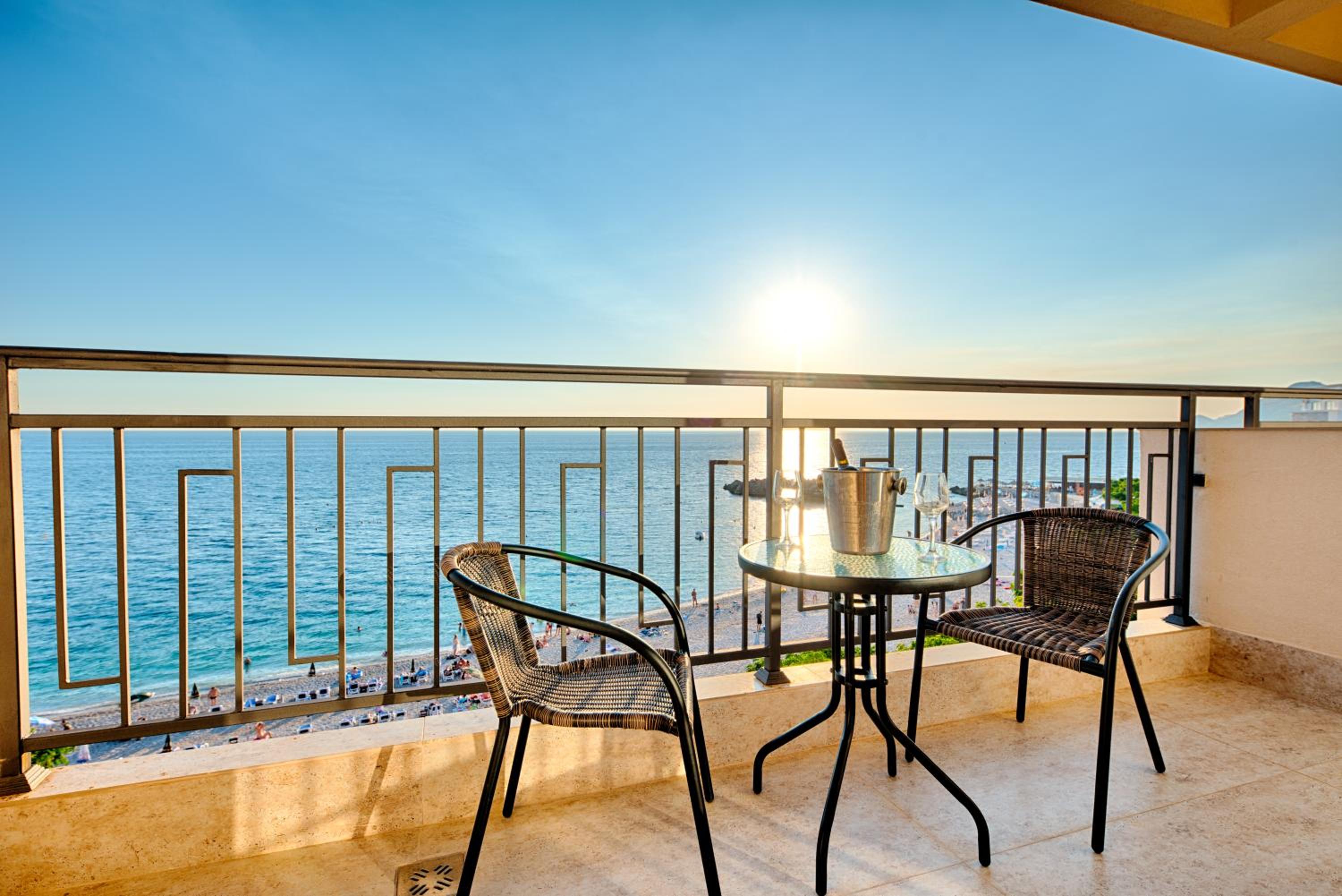 Deluxe Family Room with Terrace and Sea View - Photo 16