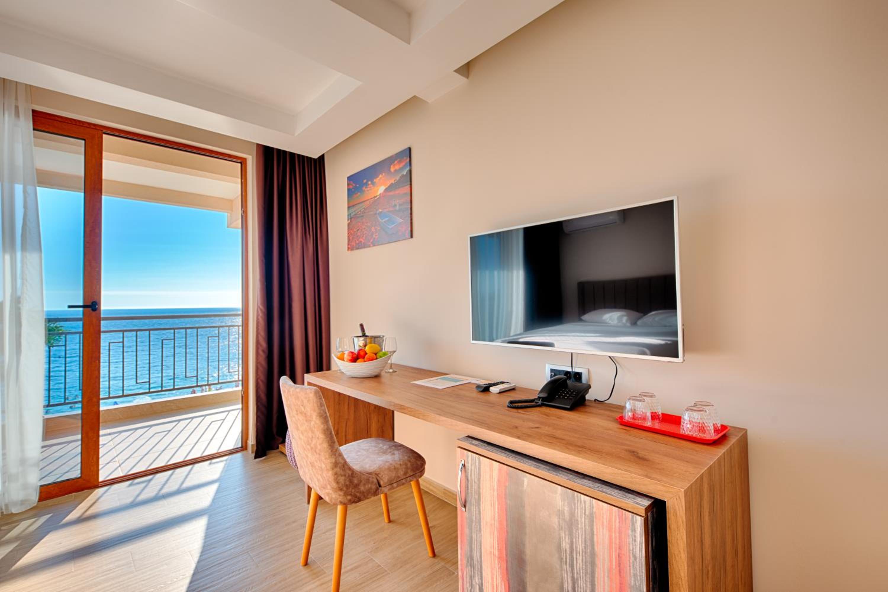 Deluxe Double Room with Balcony and Sea View - Photo 17
