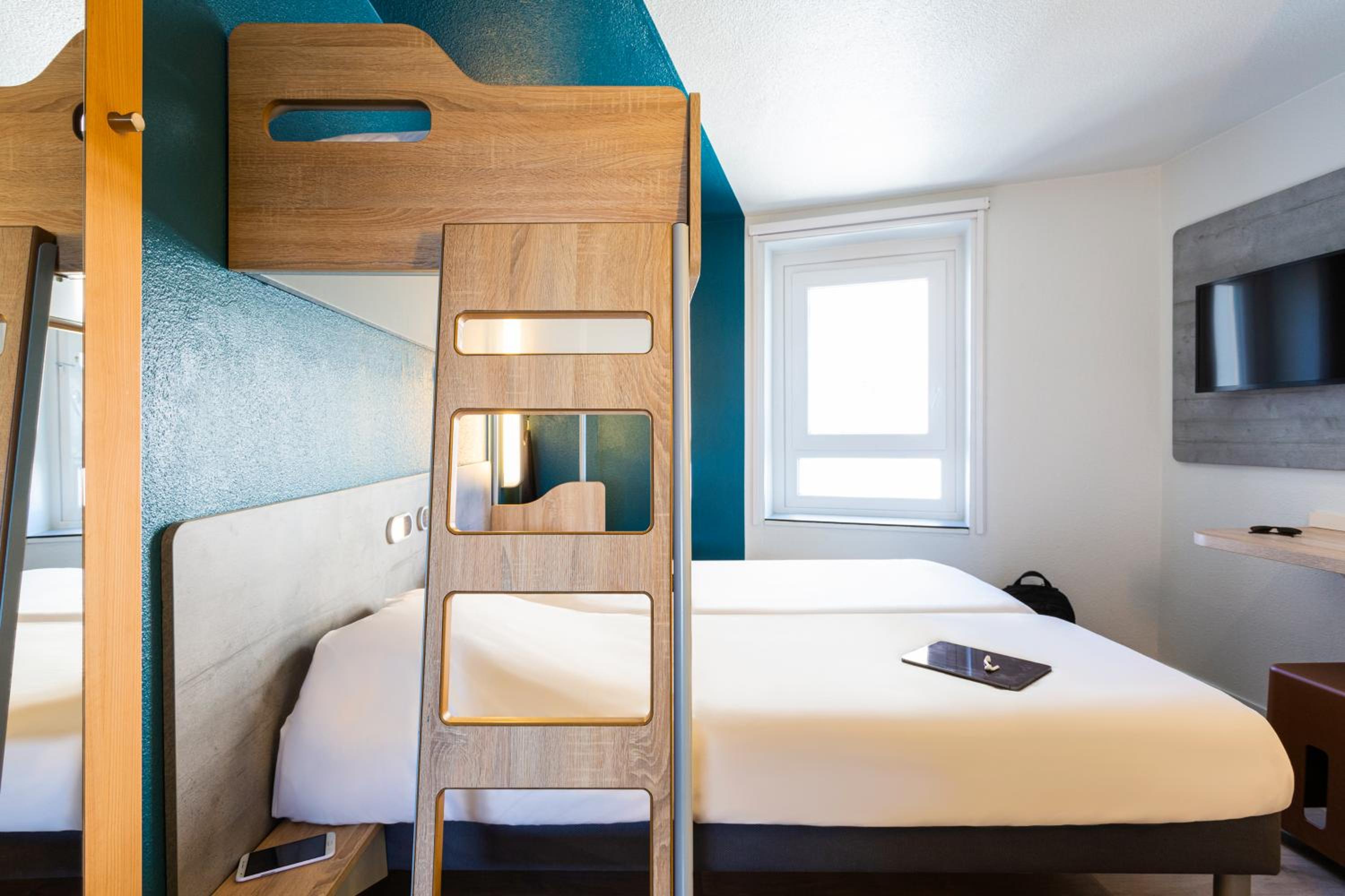 Triple Room with Two Single Beds and One Bunk Bed photo 2
