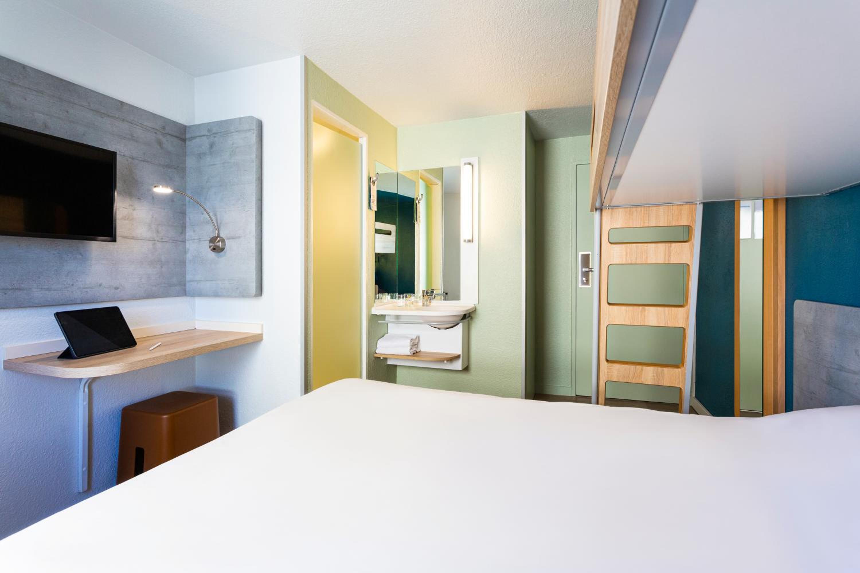 Room with One Queen Bed and One Bunk Bed photo 3