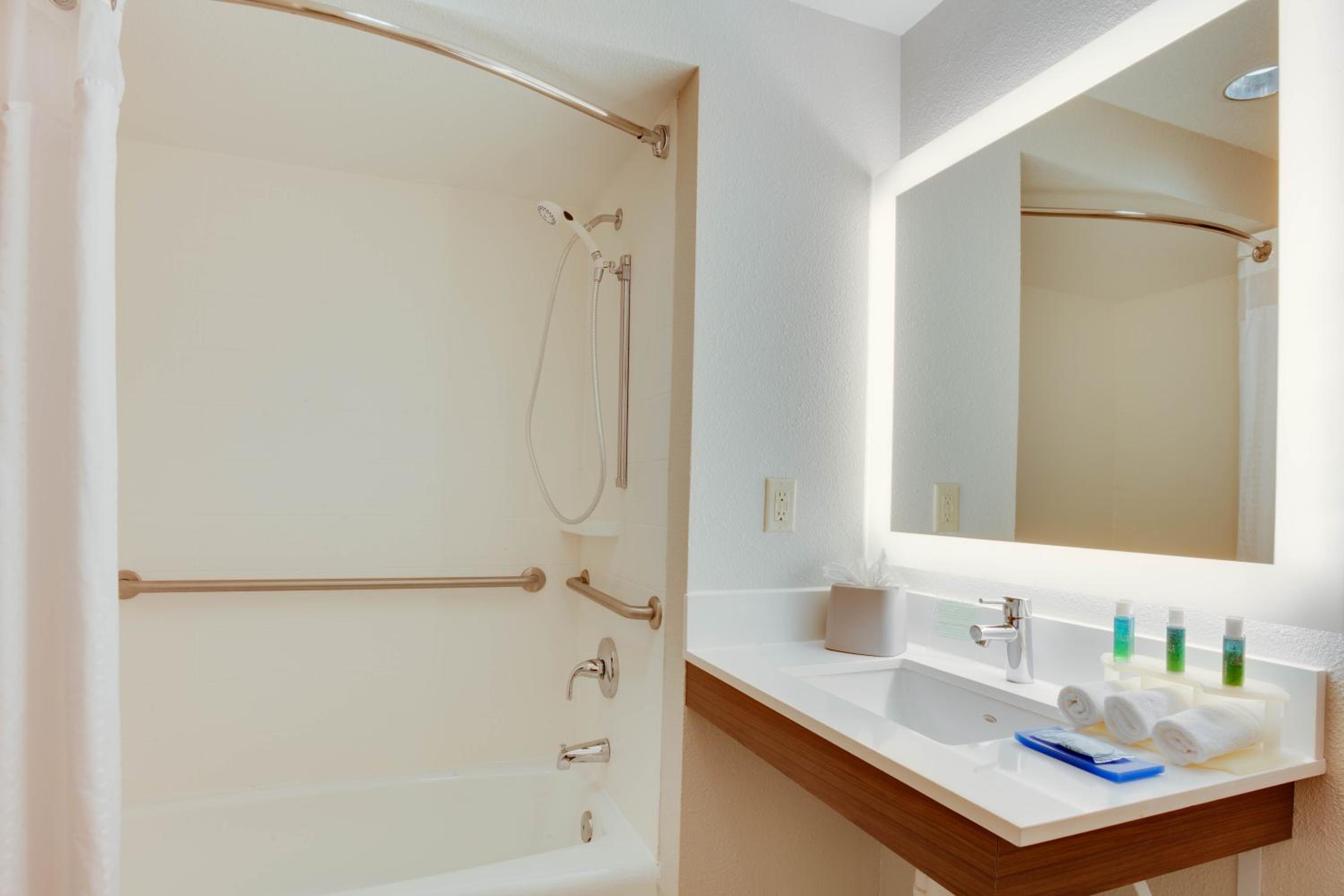 Queen Suite with Two Queen Beds and Mobility Accessible Bathtub - Non-Smoking thumbnail 6
