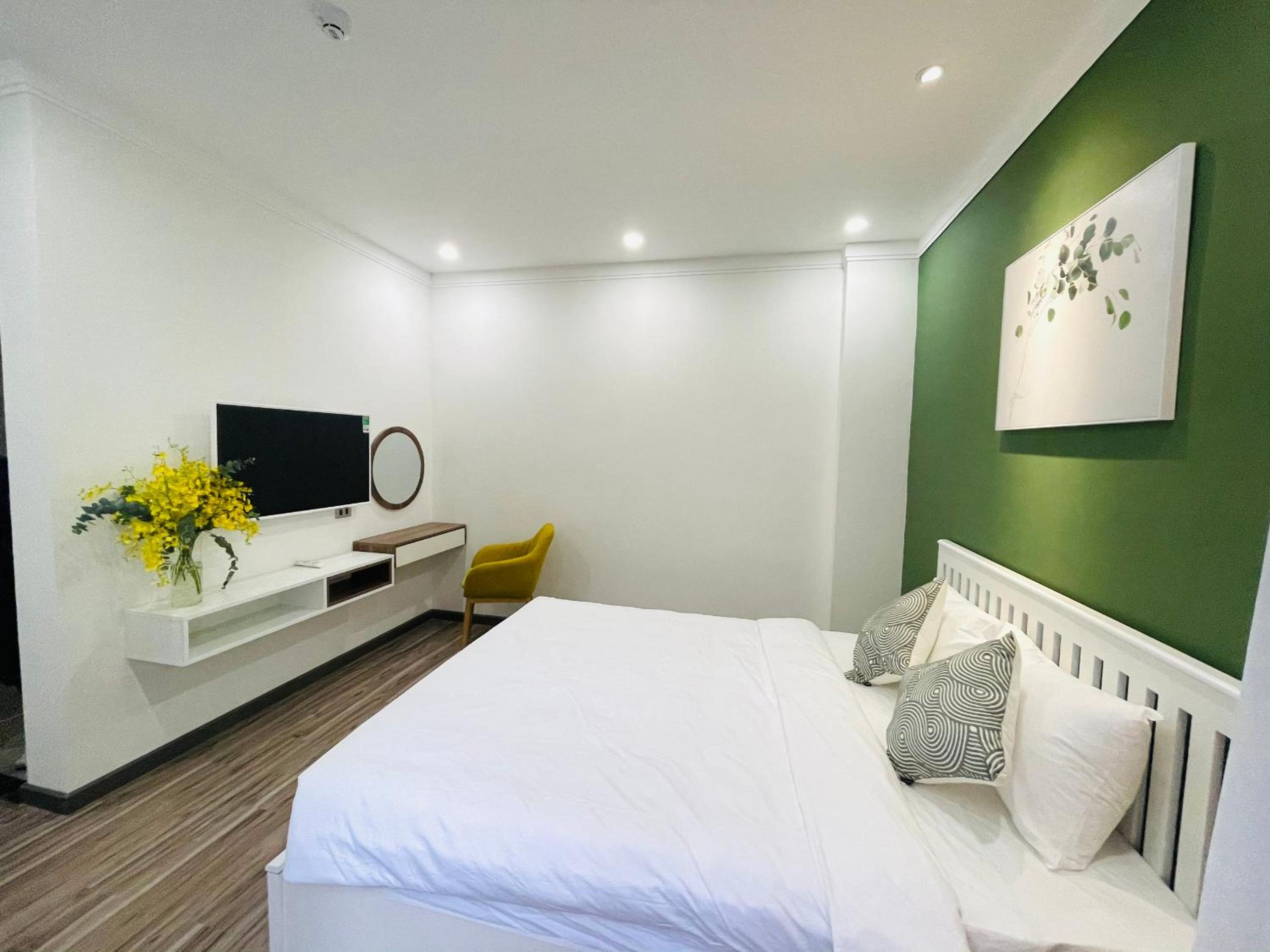 Deluxe Double Room with Bath - Photo 7