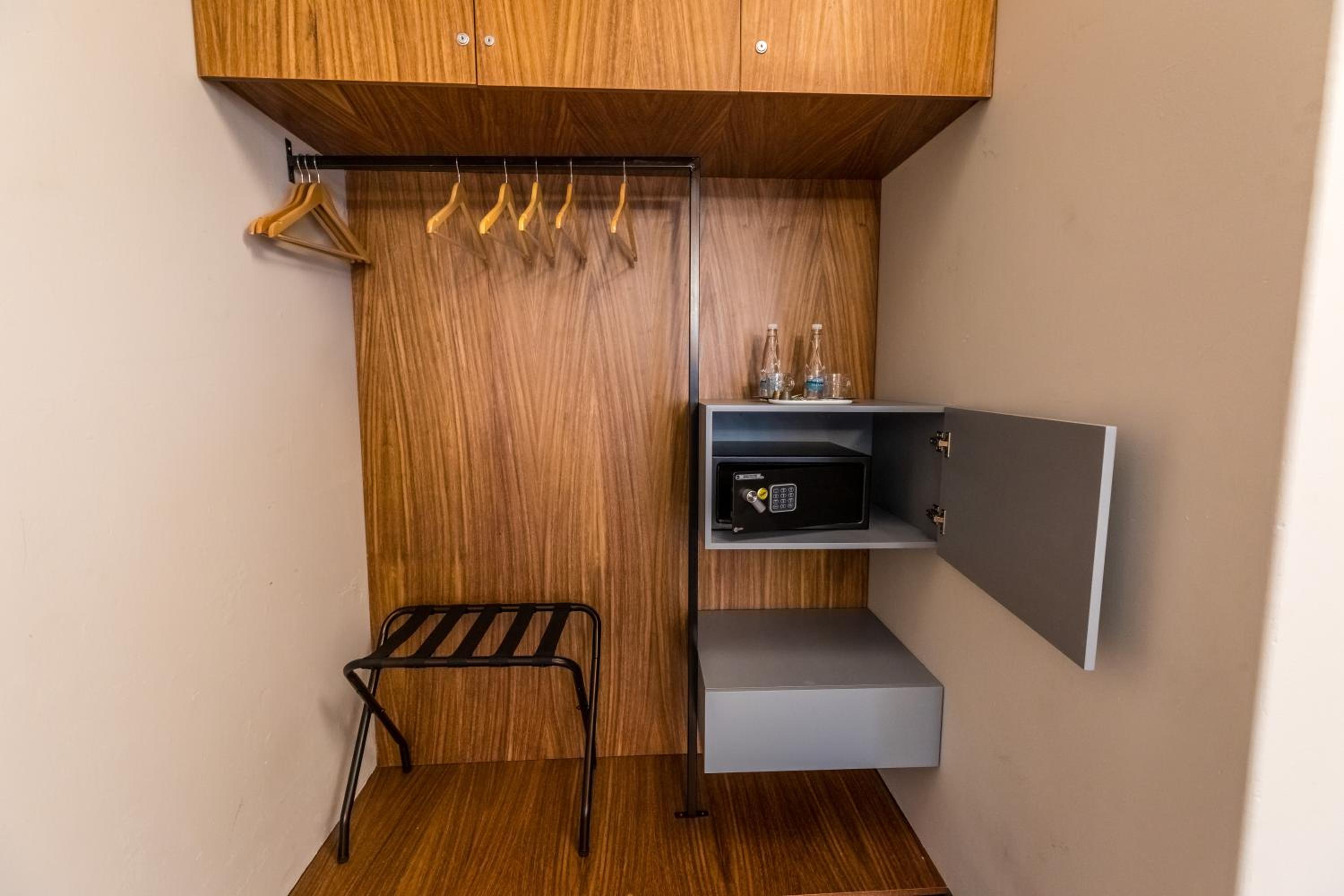 Deluxe King Room - Photo 5