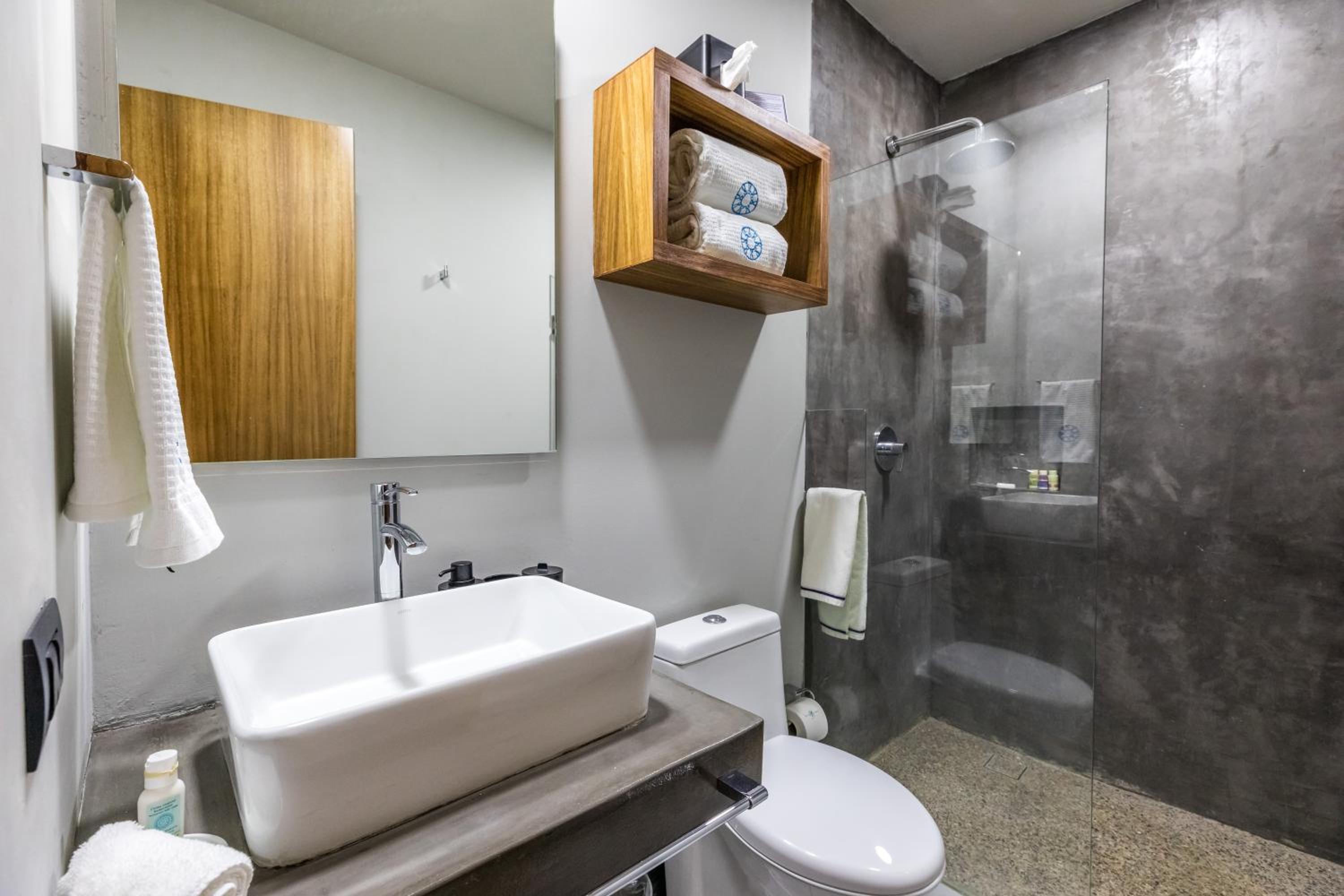 Deluxe King Room - Photo 7