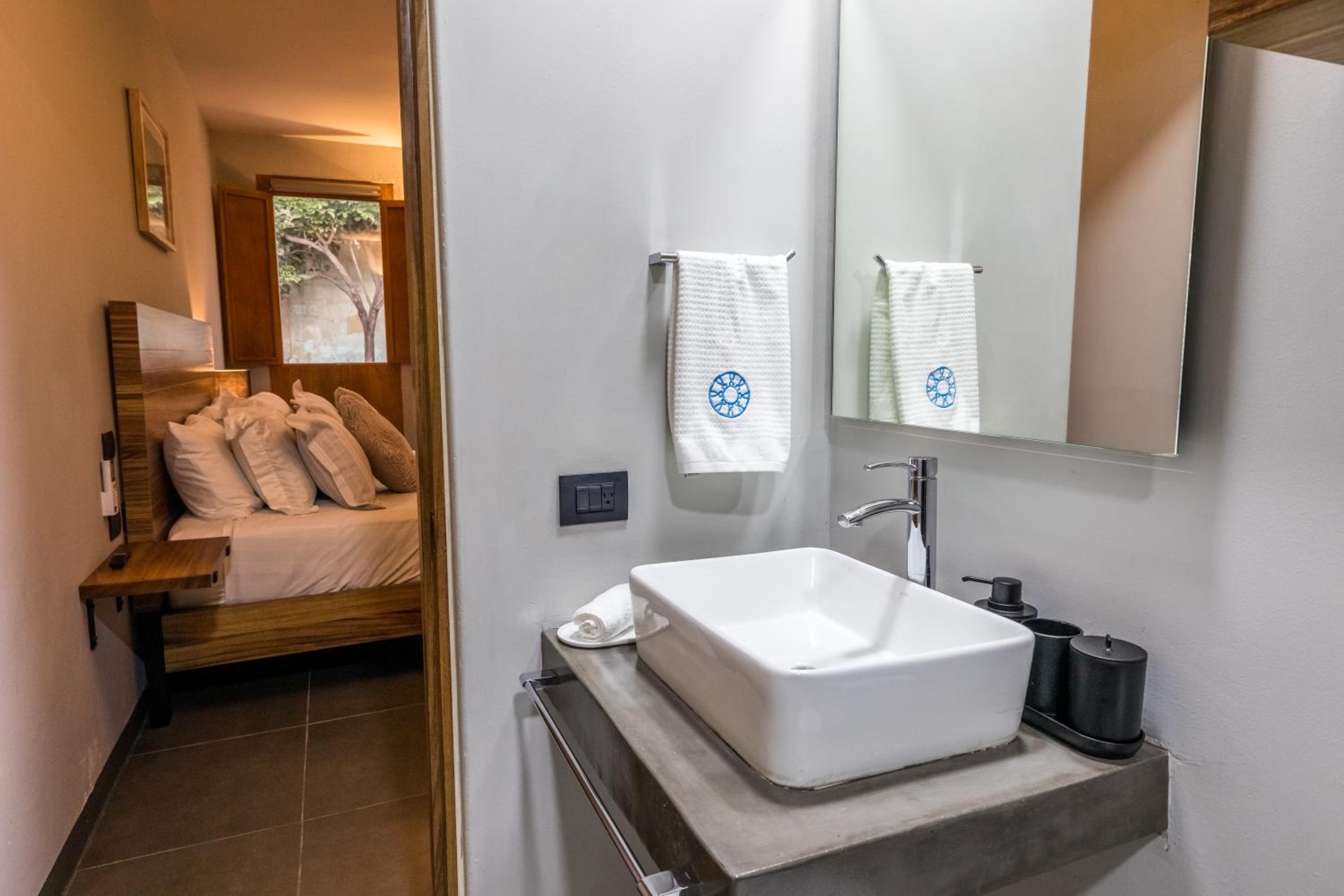 Deluxe King Room - Photo 8