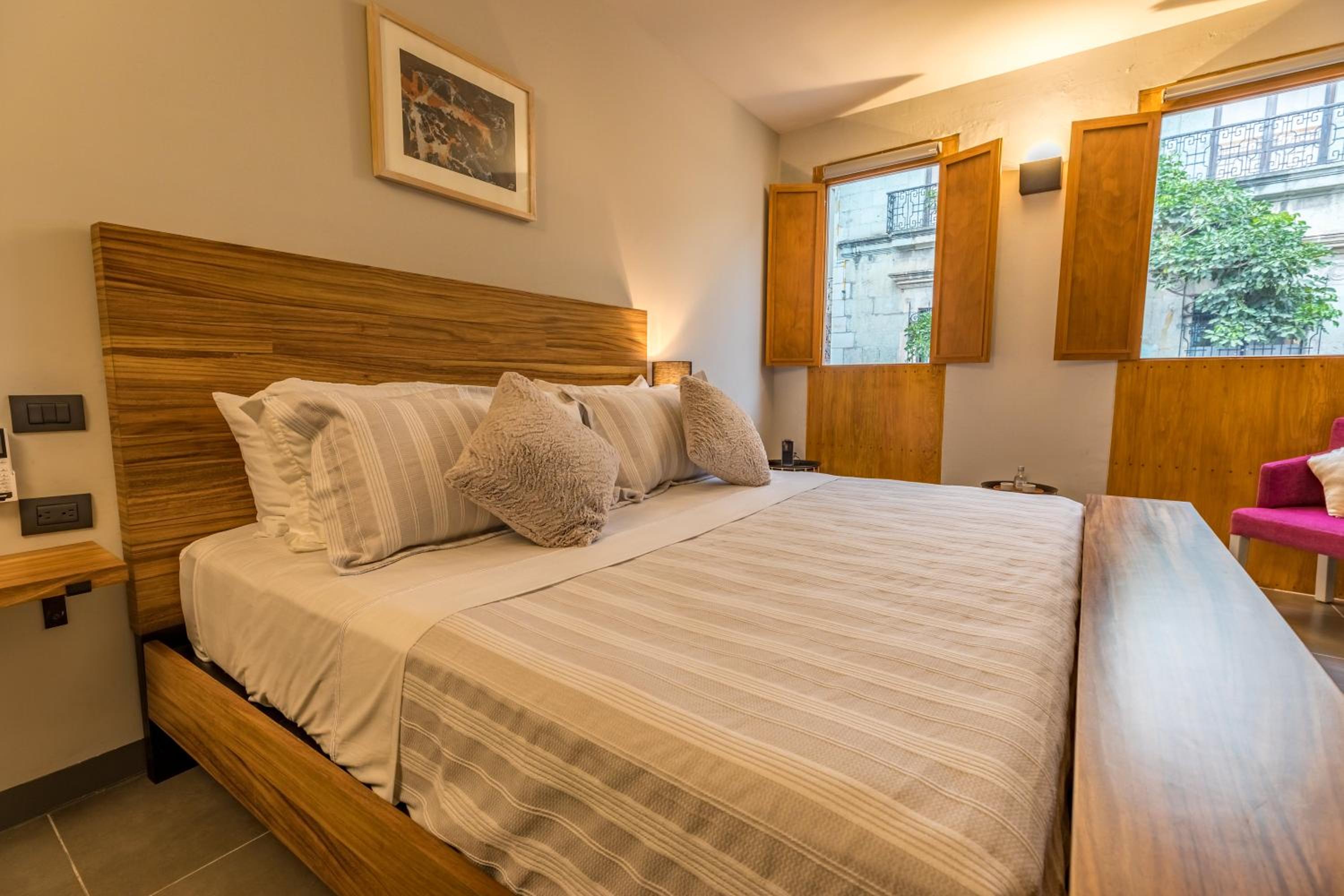 Deluxe King Room - Photo 10