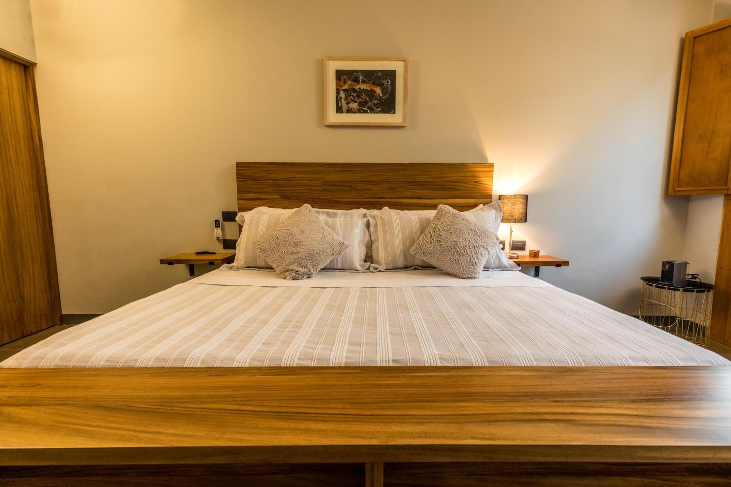 Deluxe King Room - Photo 11