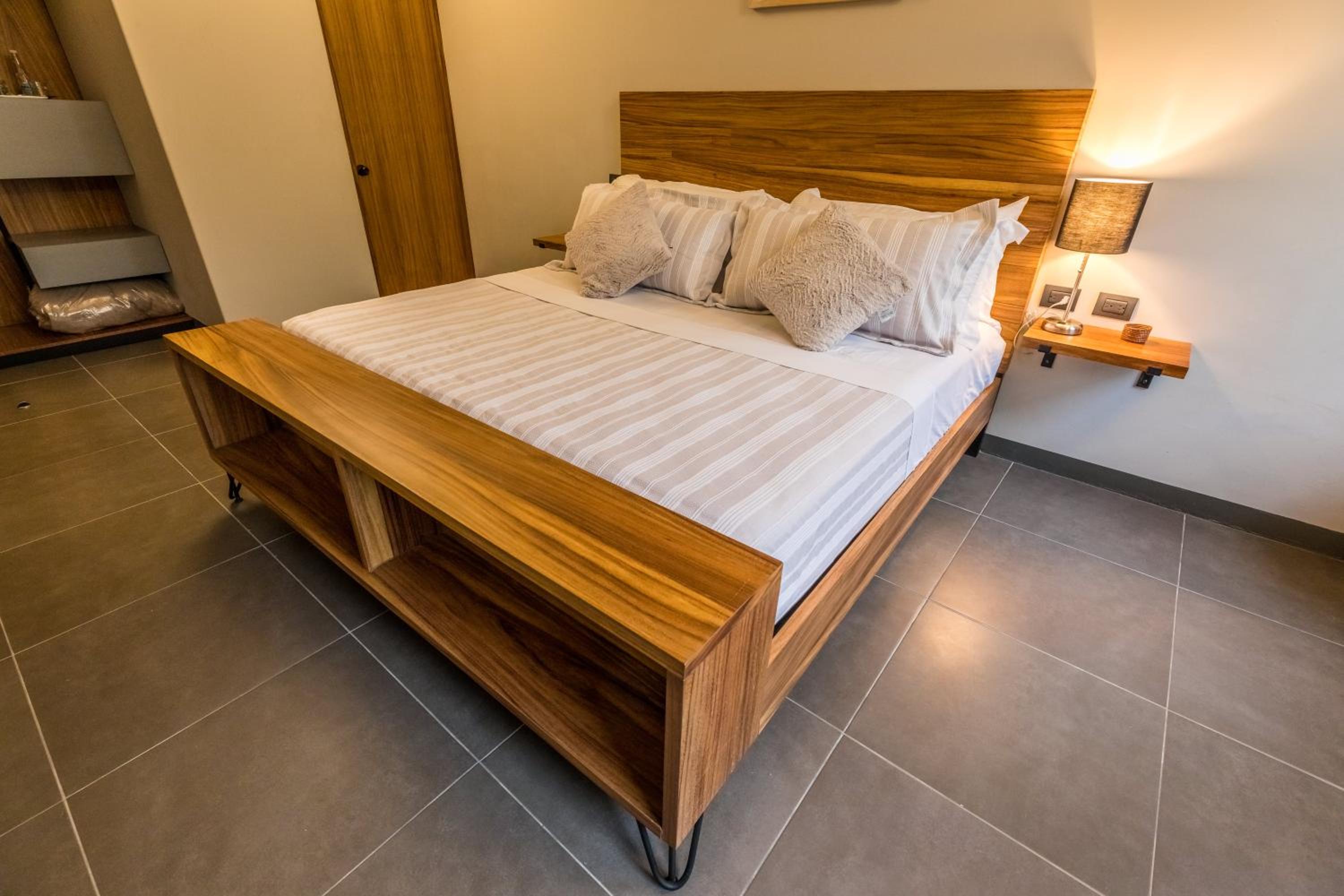 Deluxe King Room - Photo 12