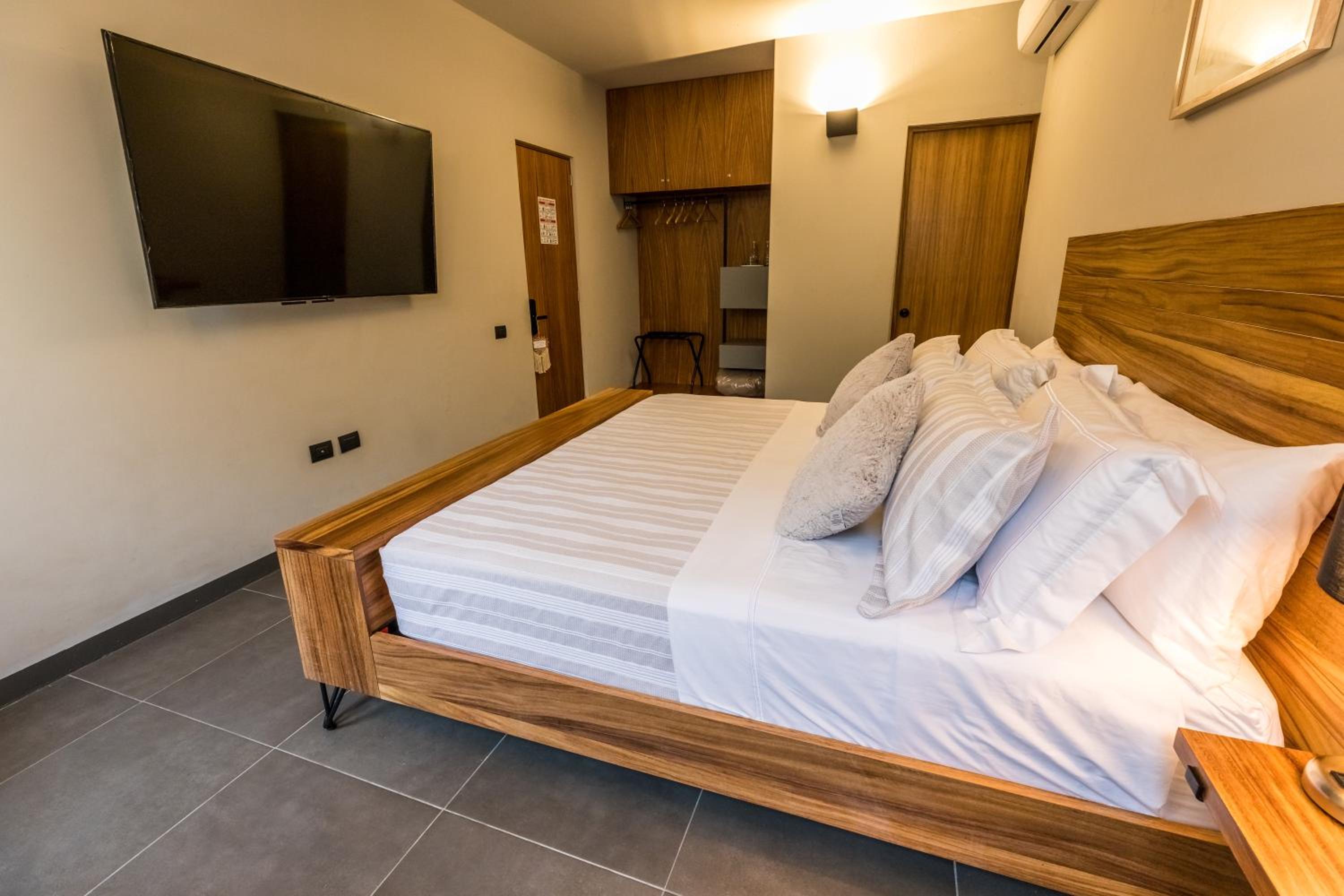 Deluxe King Room - Photo 13