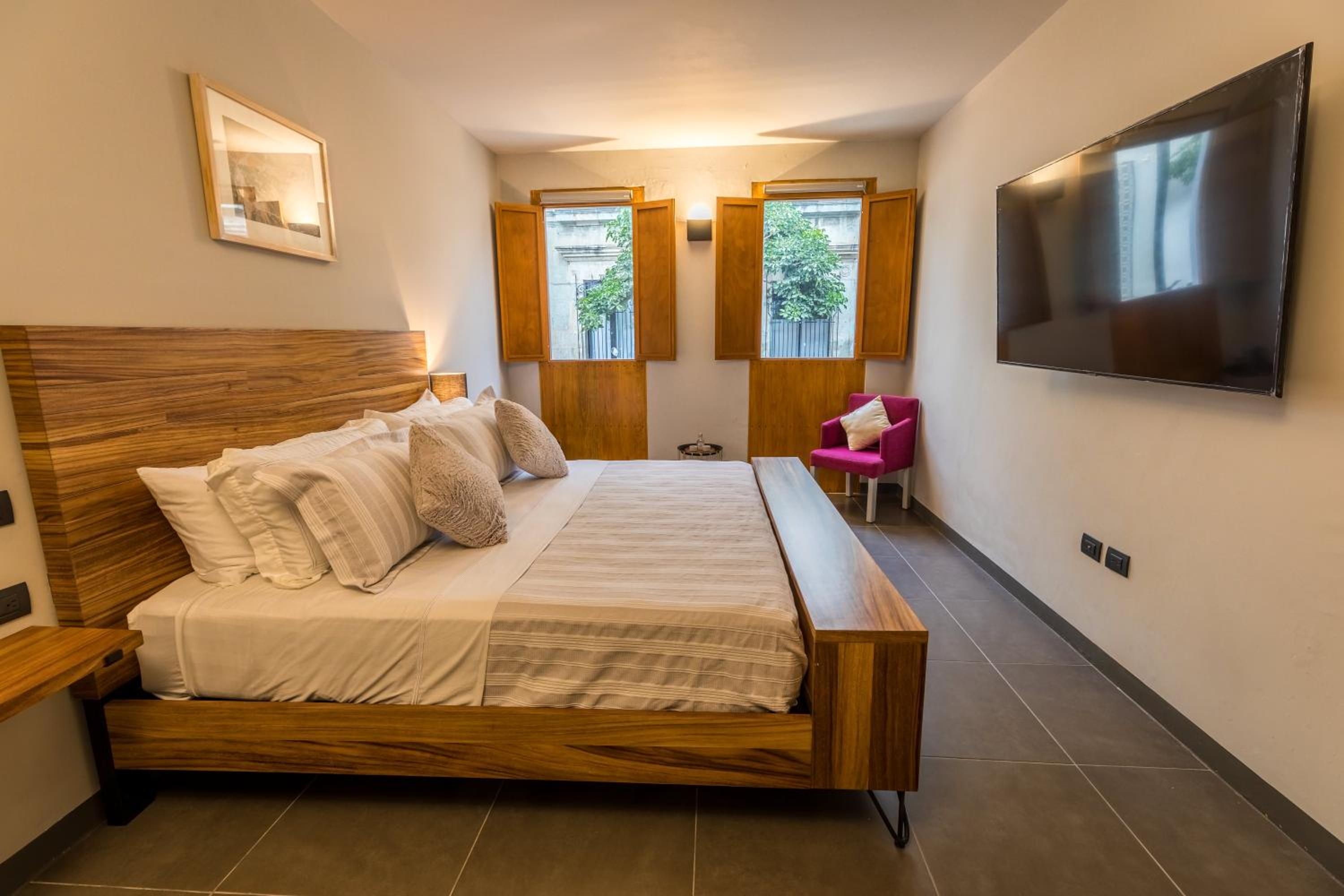 Deluxe King Room - Photo 3