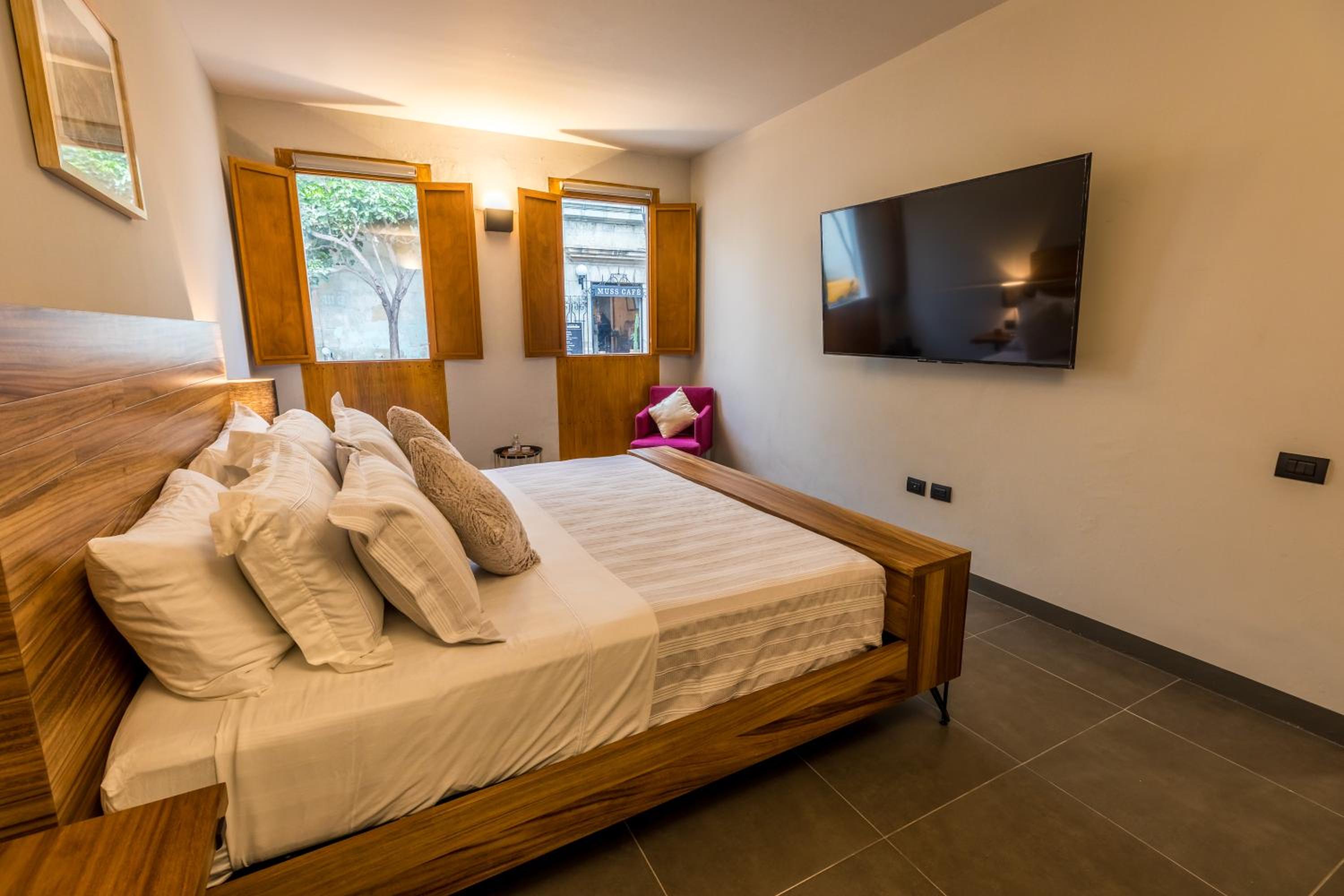 Deluxe King Room - Photo 14