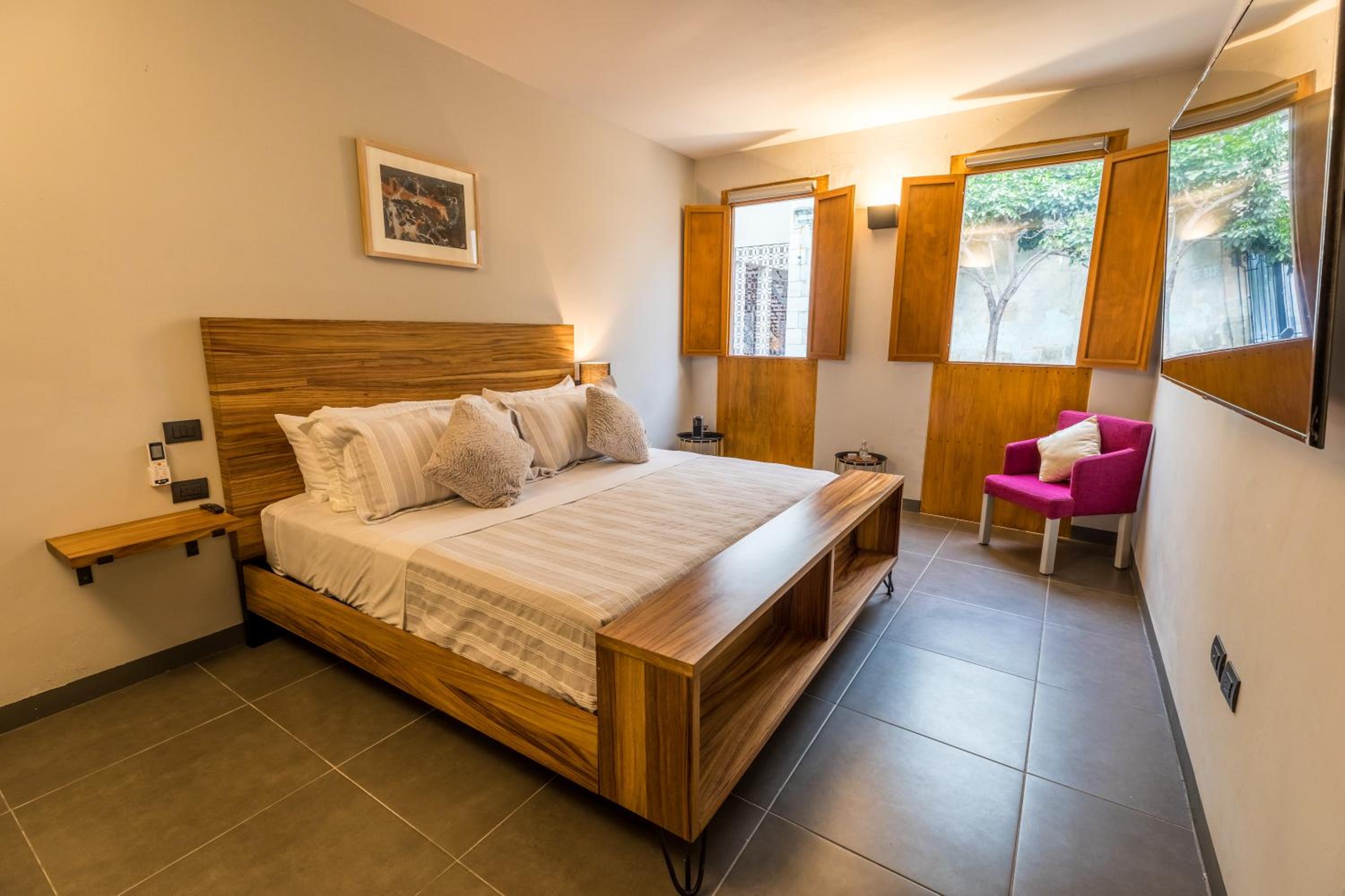 Deluxe King Room - Photo 15