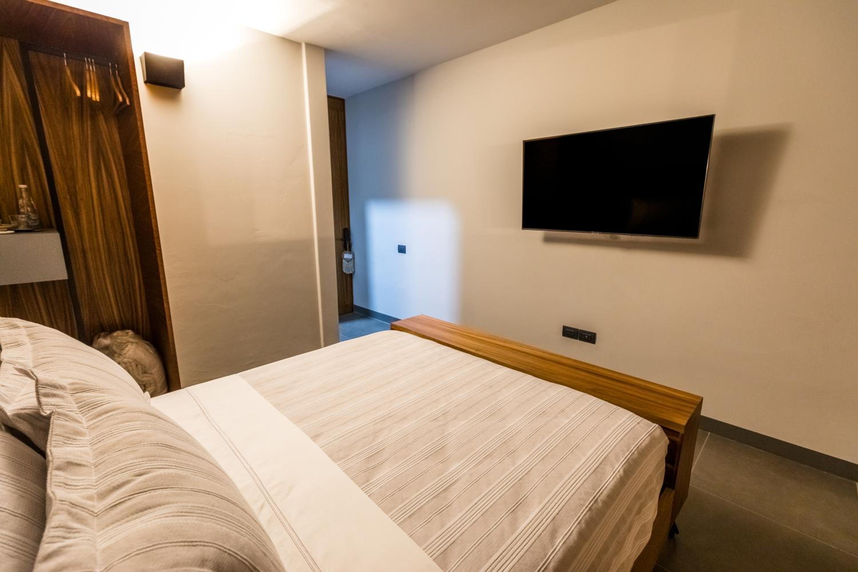 Double Room - Photo 5
