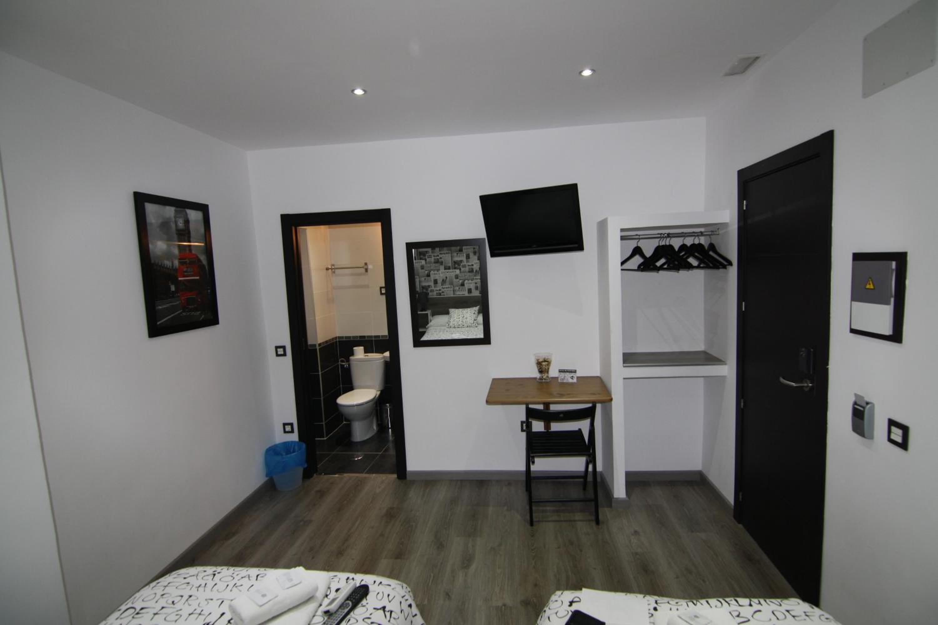 Twin Room - Photo 7