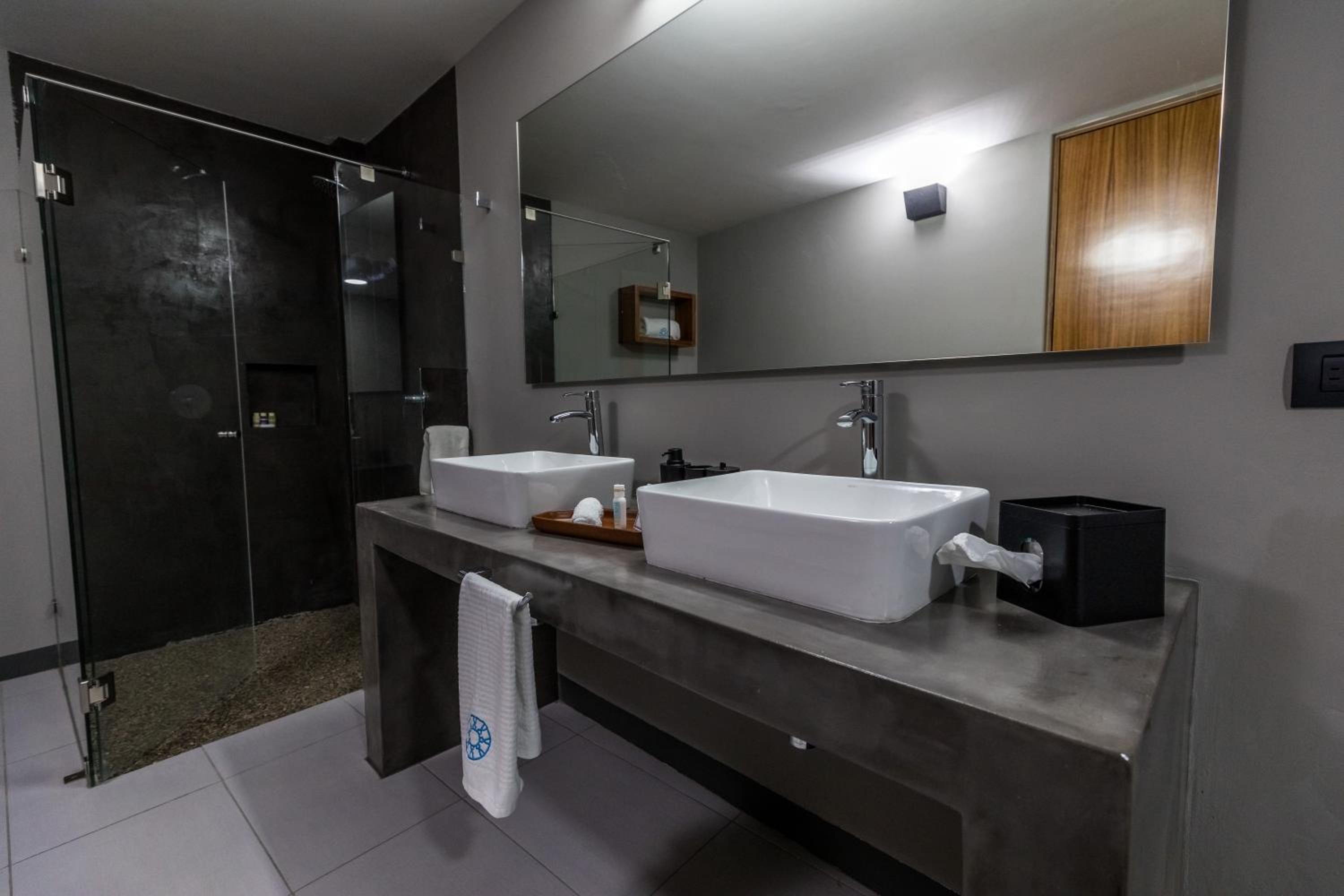 Deluxe Double Room with Bath - Photo 11