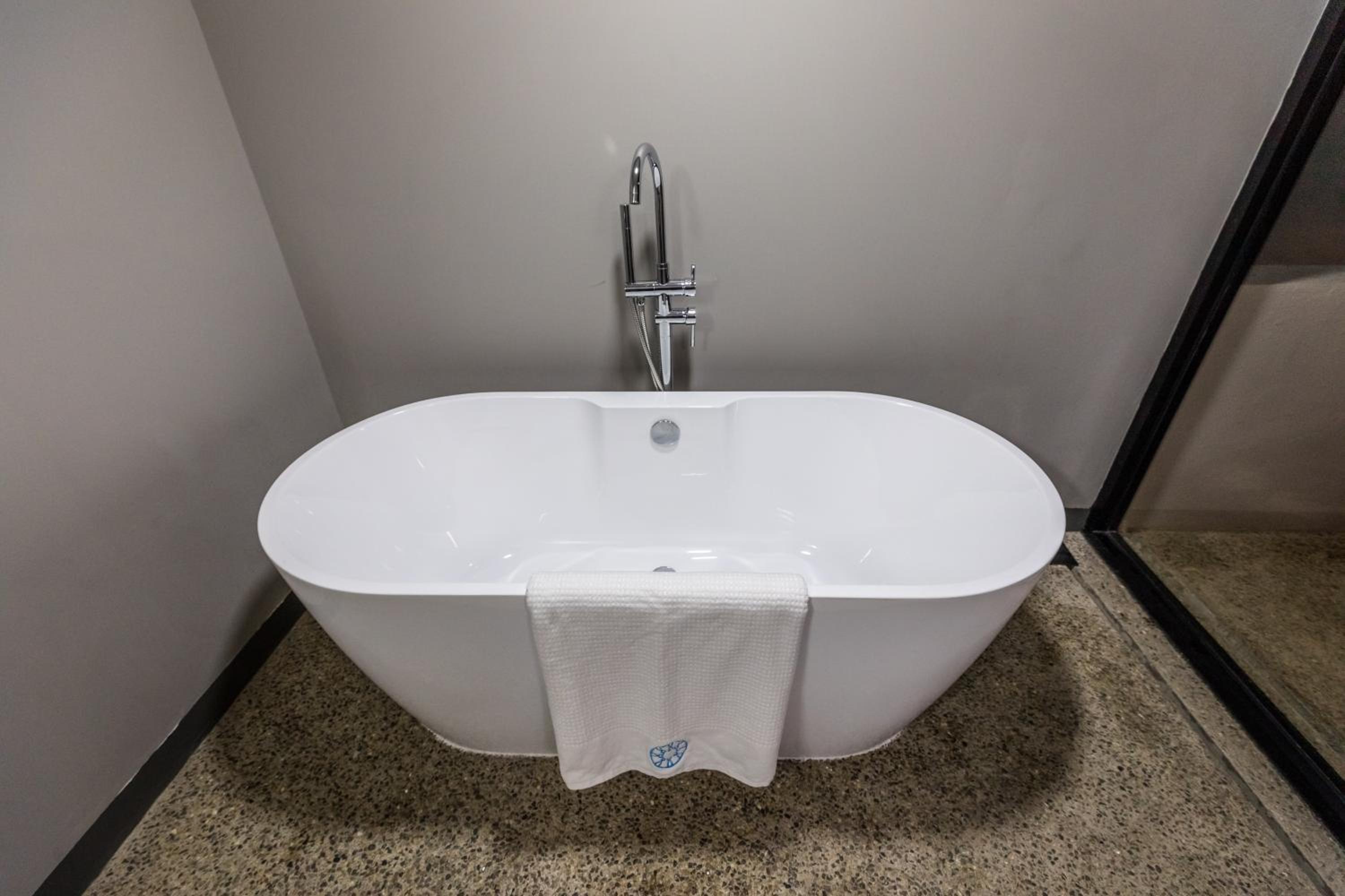 Deluxe Double Room with Bath - Photo 7