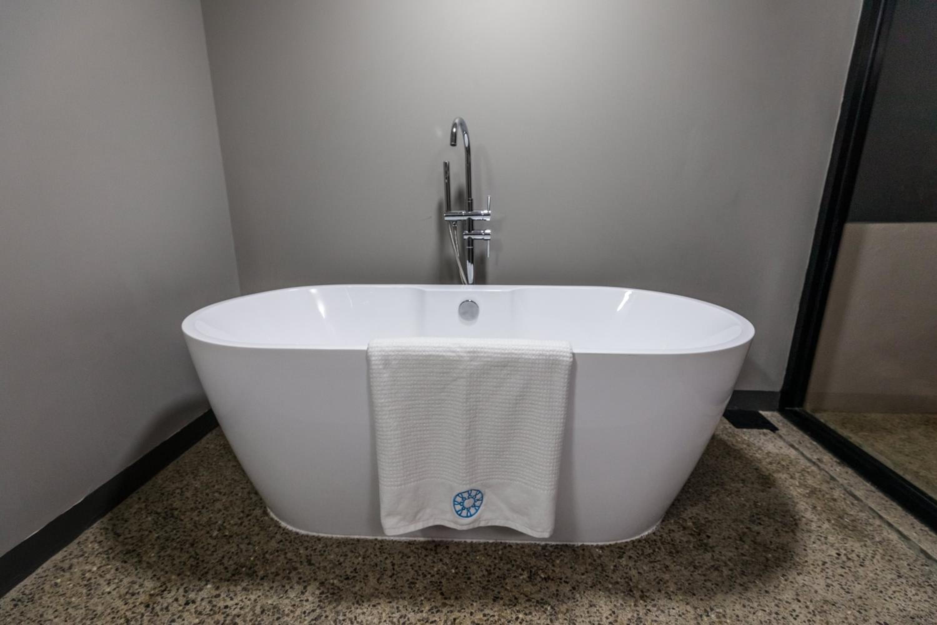 Deluxe Double Room with Bath - Photo 10