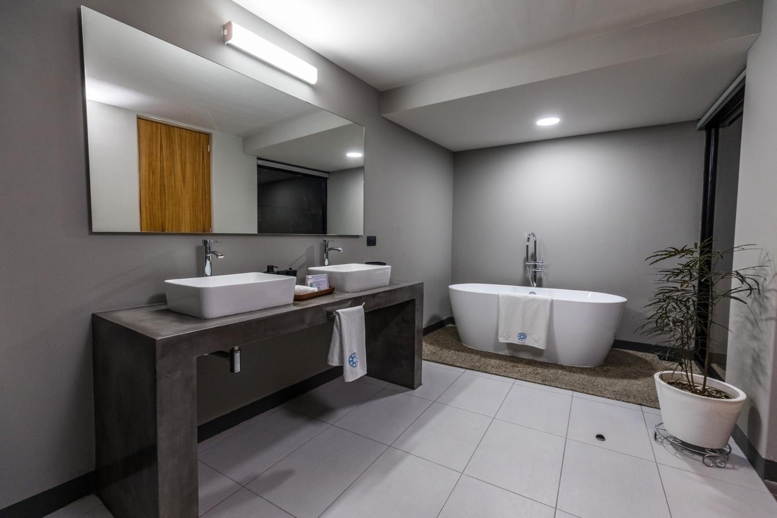 Deluxe Double Room with Bath - Photo 12