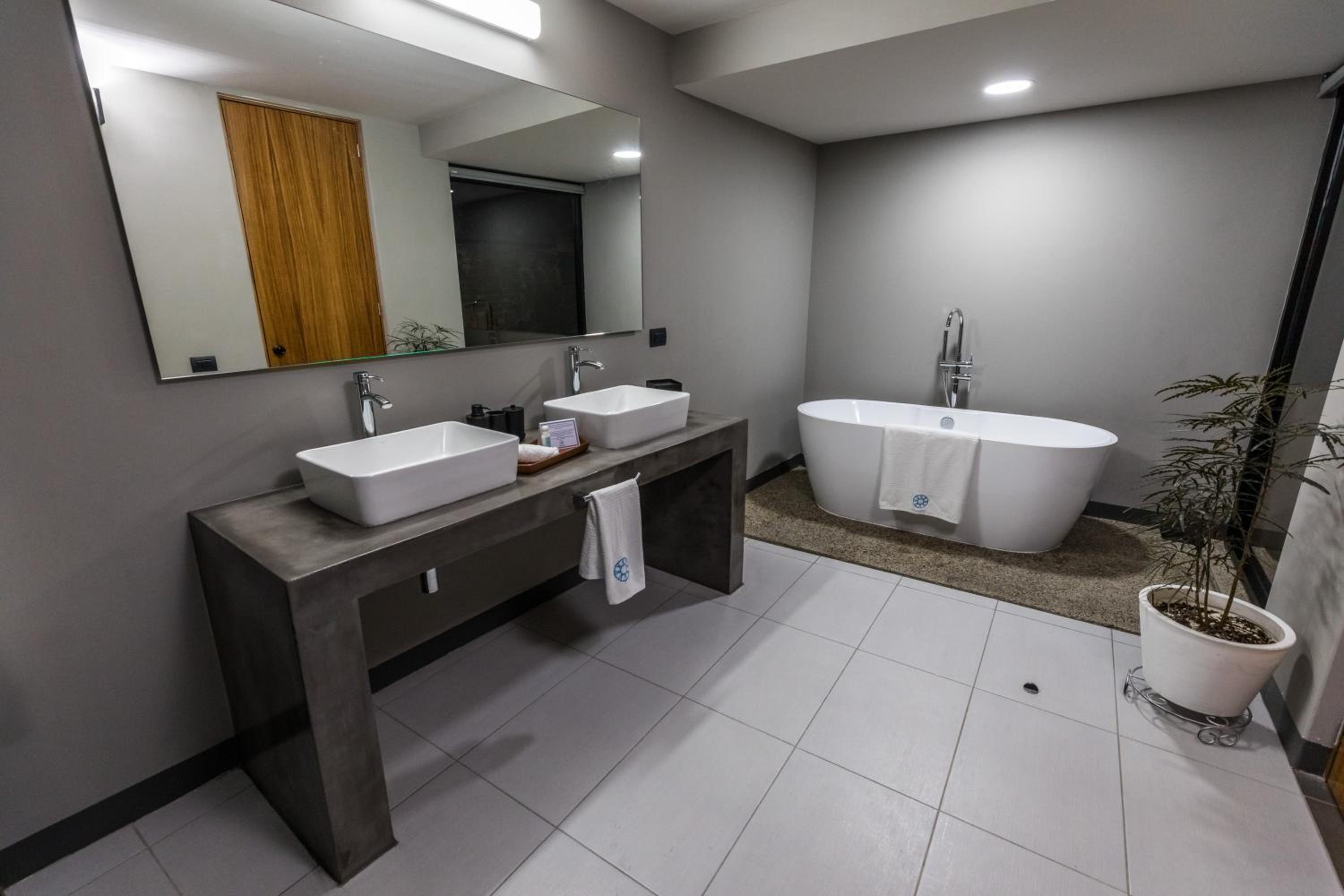 Deluxe Double Room with Bath - Photo 6