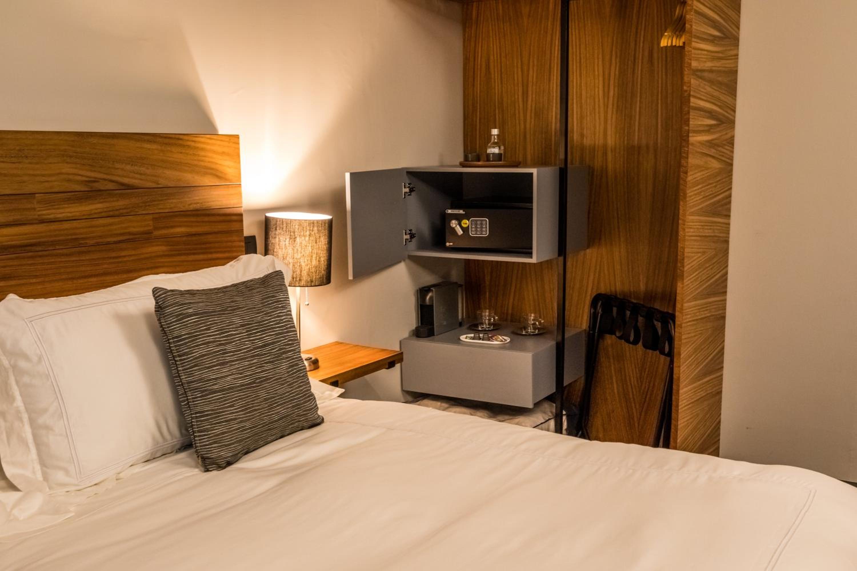 Deluxe Double Room with Bath - Photo 14