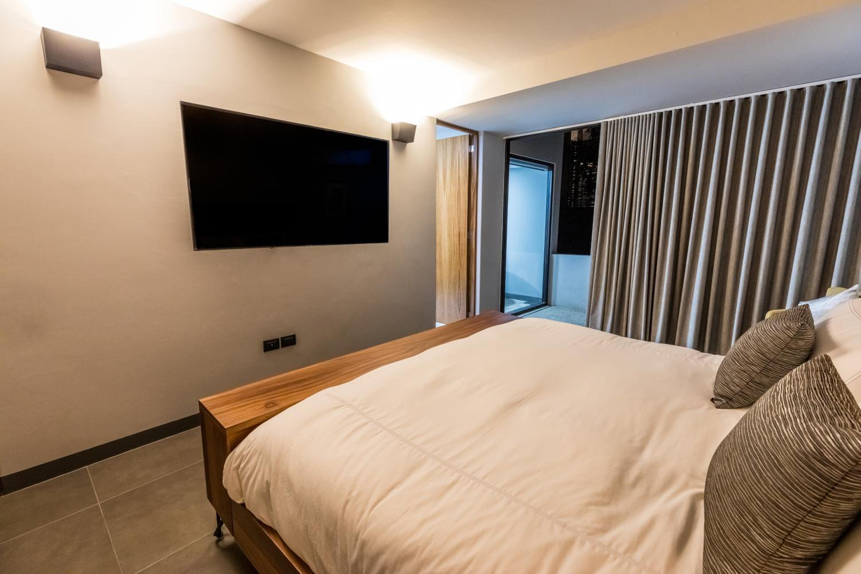 Deluxe Double Room with Bath - Photo 13