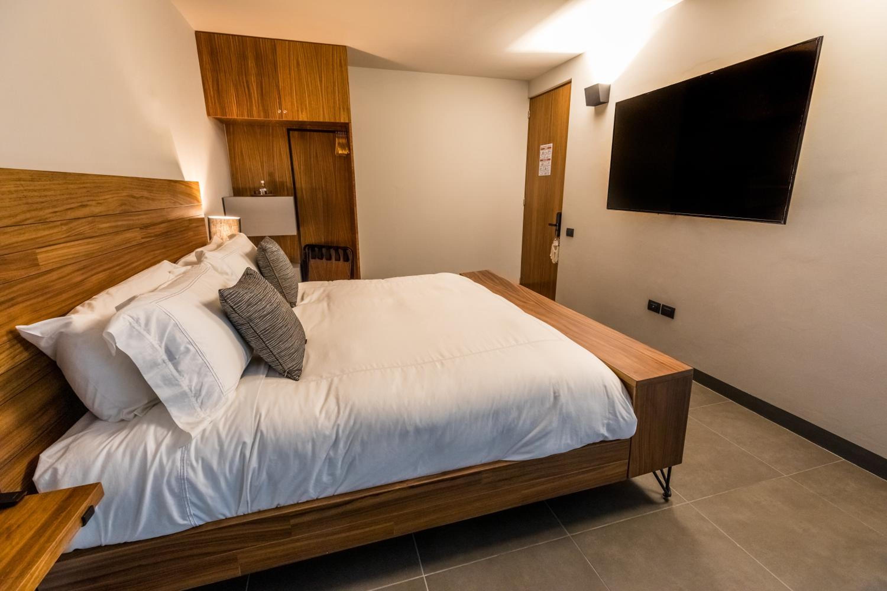 Deluxe Double Room with Bath - Photo 5