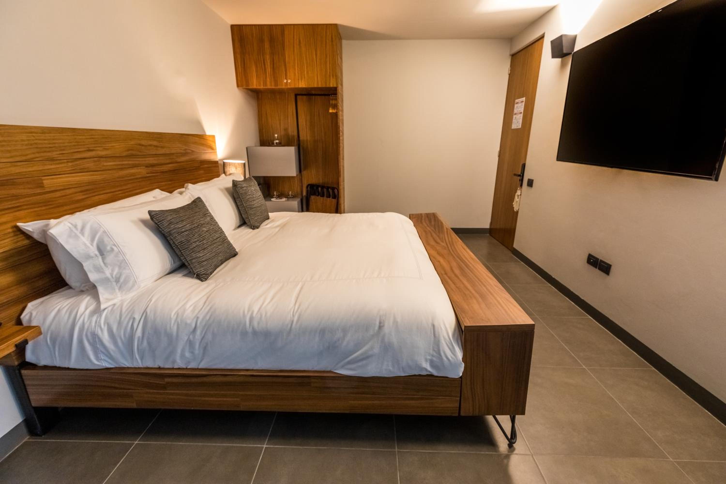 Deluxe Double Room with Bath - Photo 4