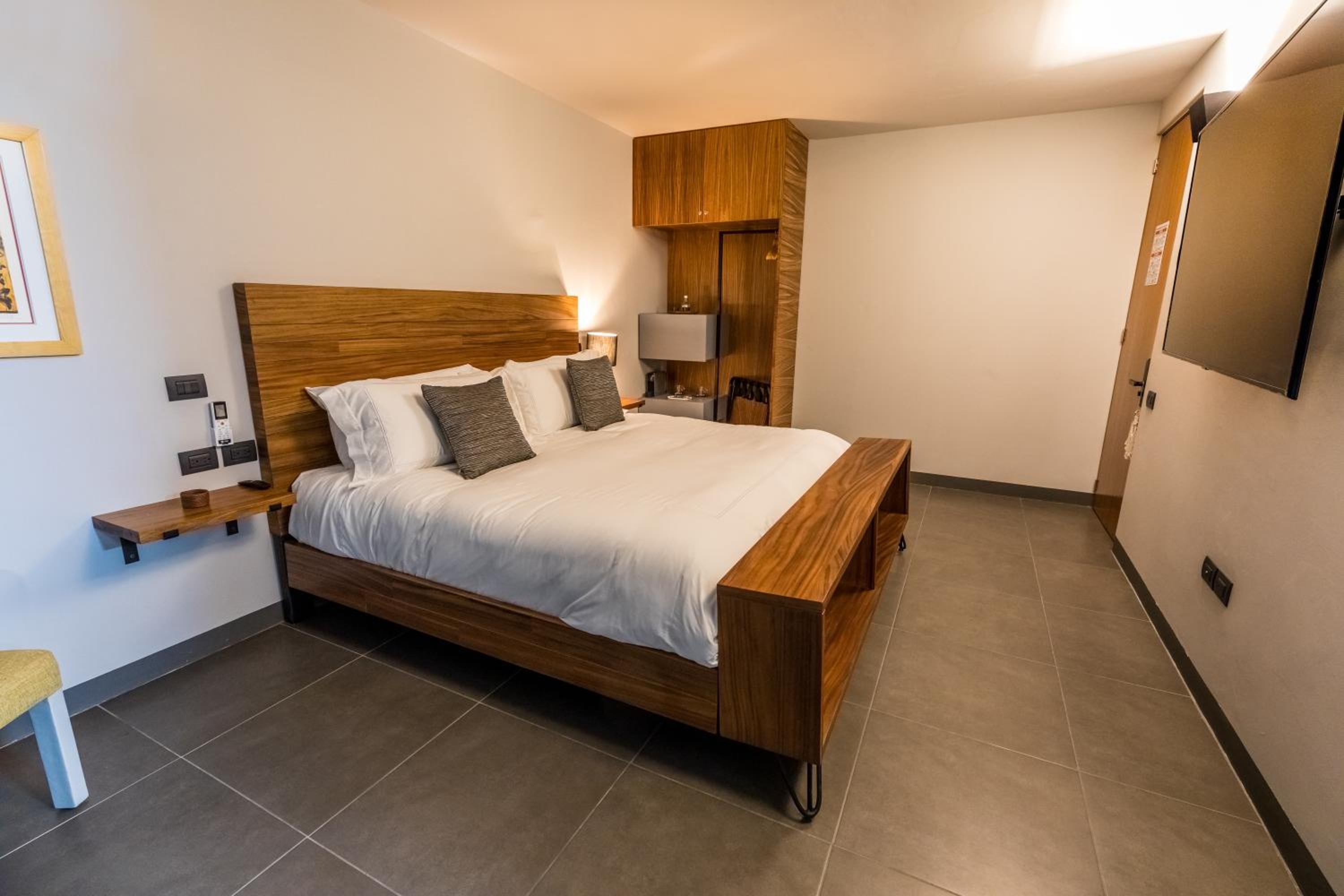 Deluxe Double Room with Bath - Photo 3
