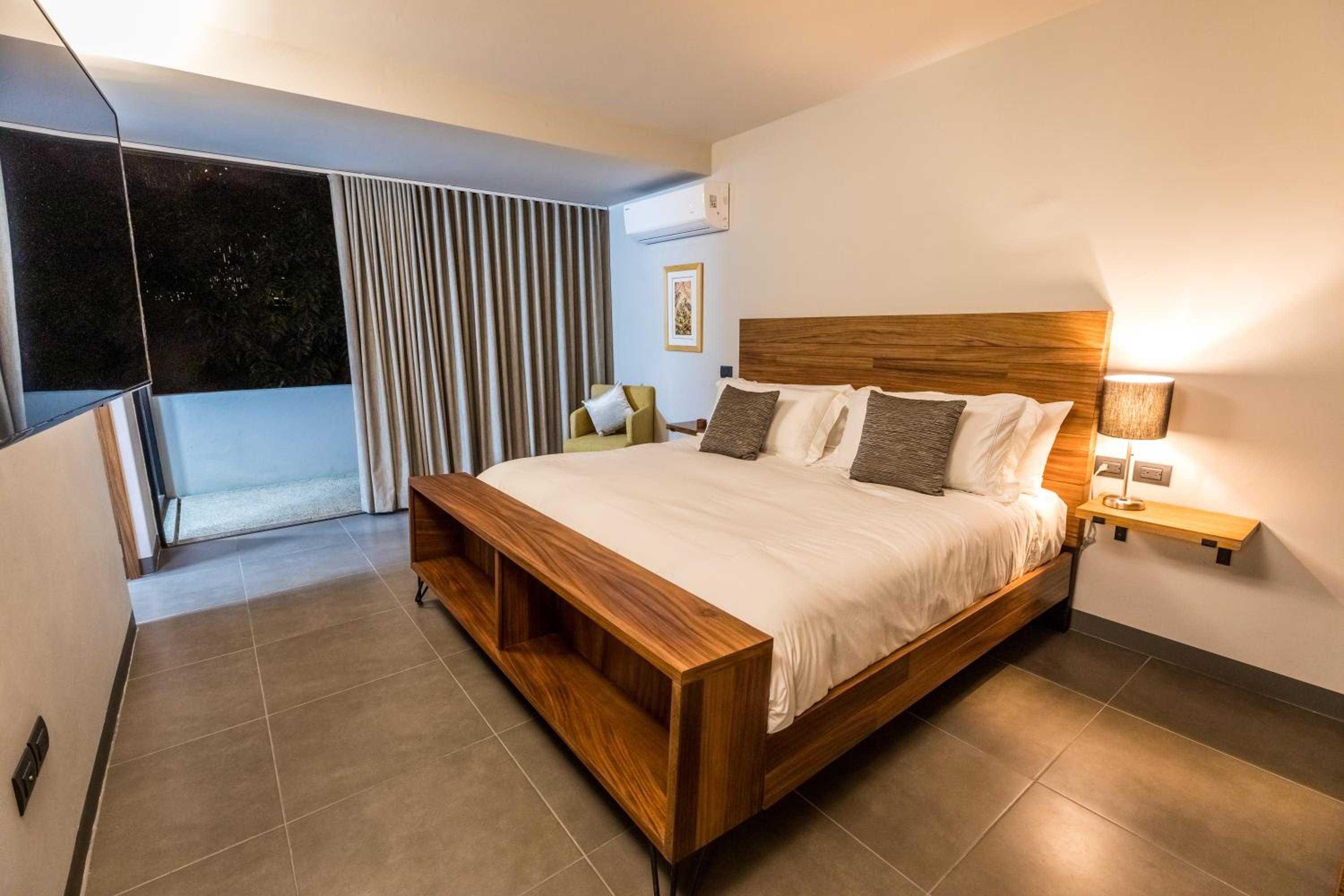 Deluxe Double Room with Bath - Photo 8