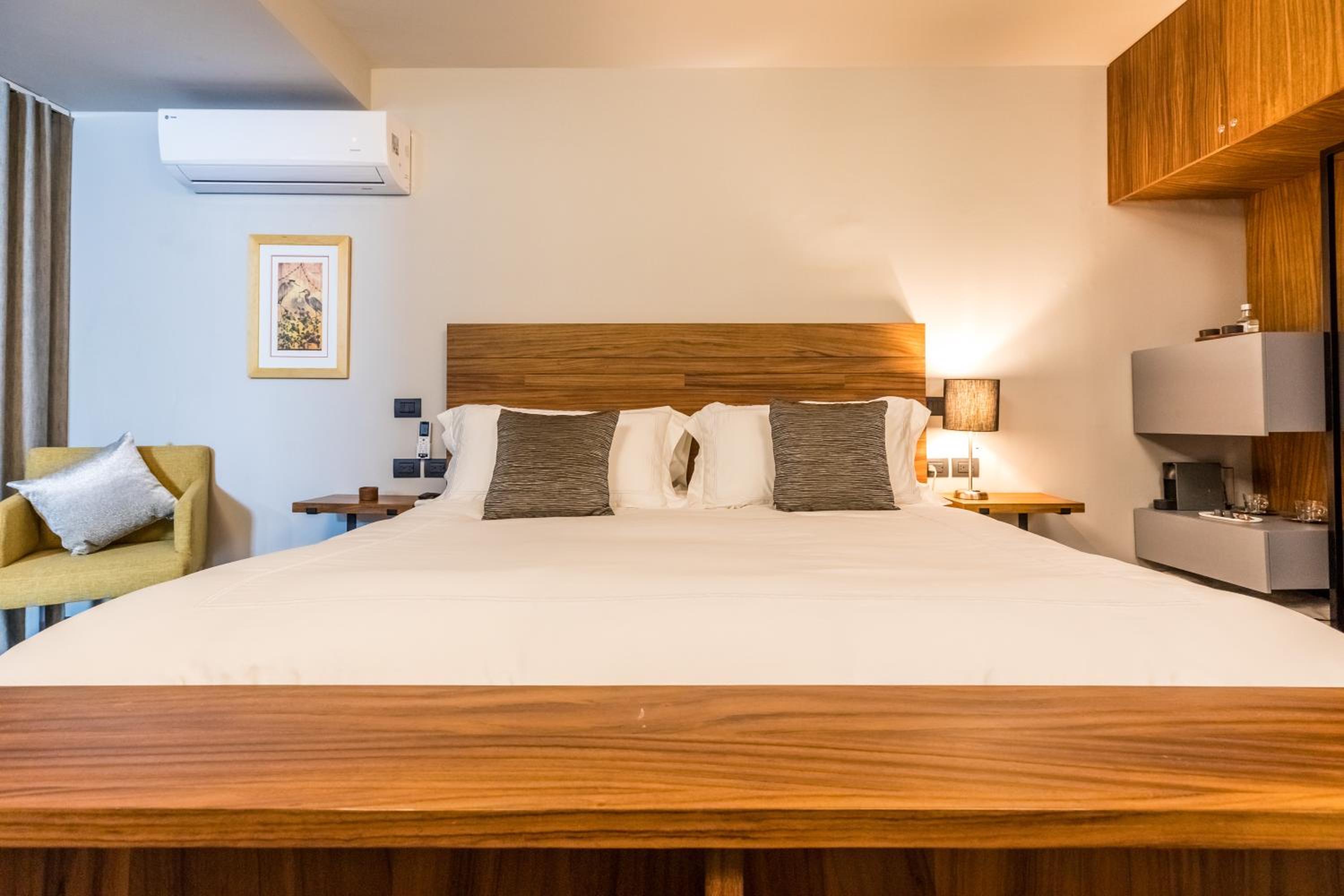 Deluxe Double Room with Bath - Photo 9