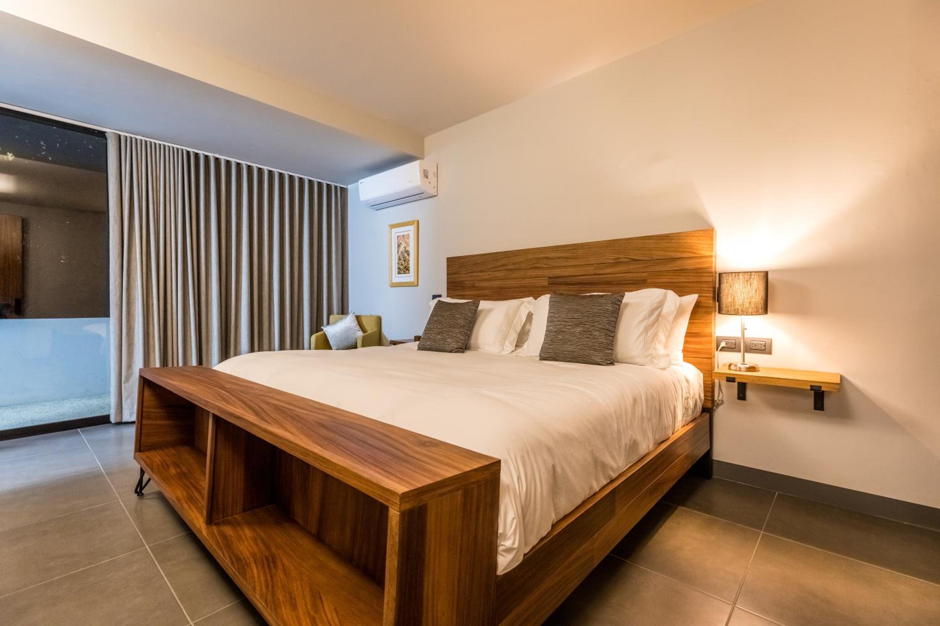Deluxe Double Room with Bath - Photo 2