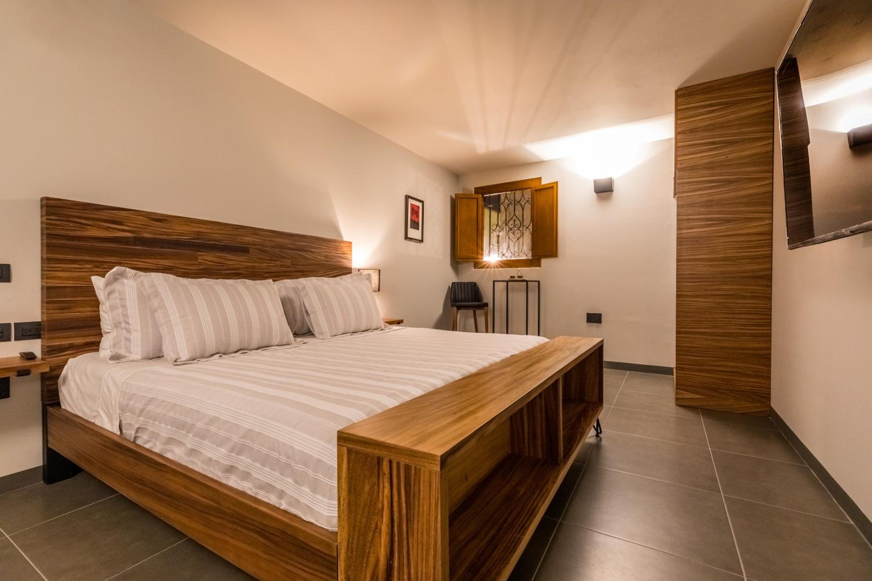 Deluxe King Room - Photo 2