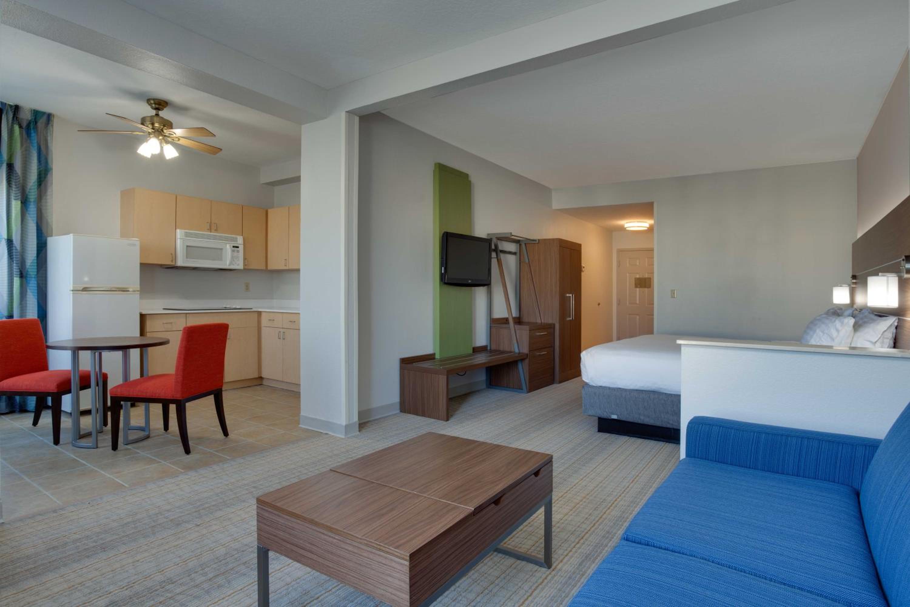 One-Bedroom Family Suite with Tub - Mobility Accessible