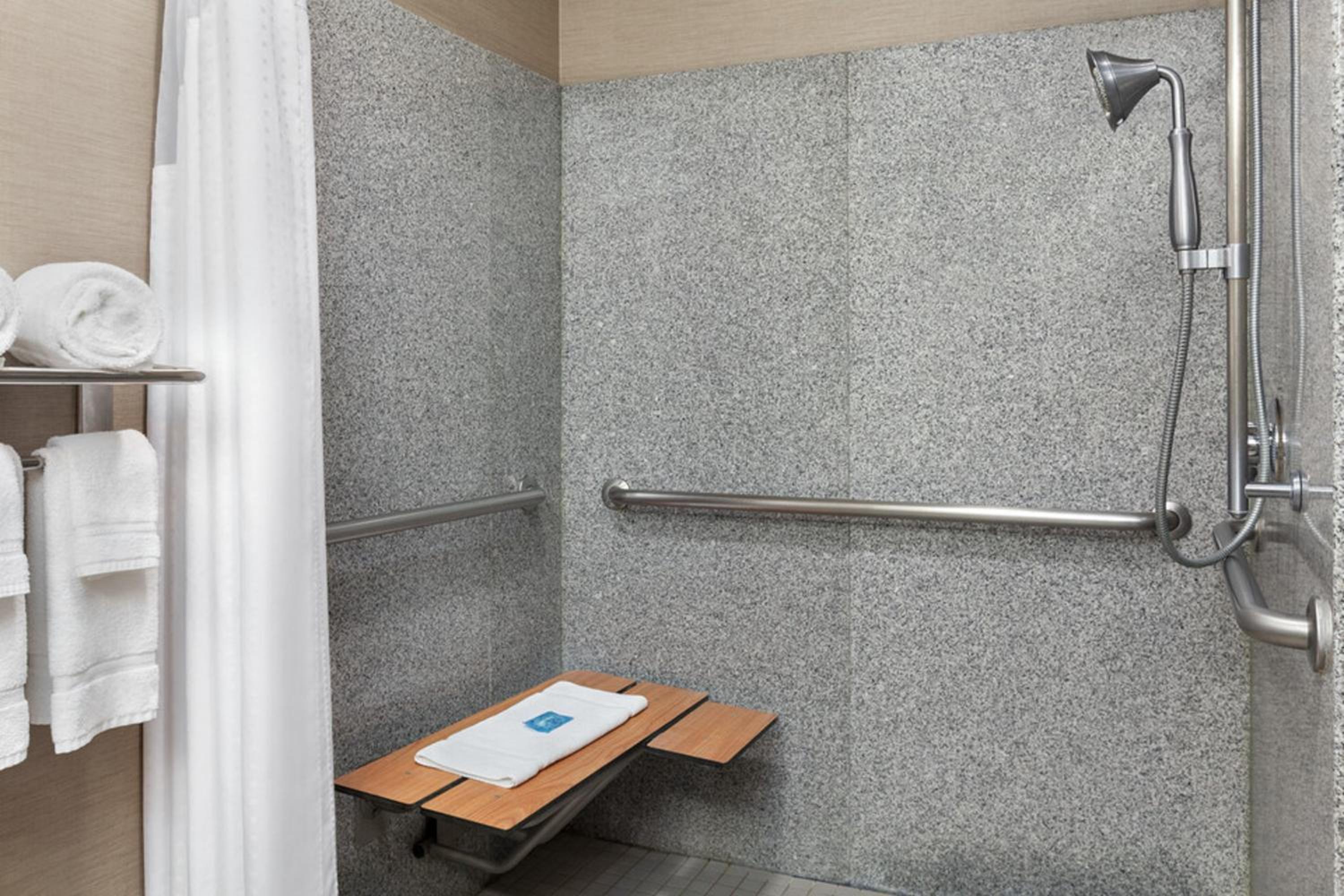 King Suite with Sofa bed - Disability Access/Non Smoking/Interior Hall photo 2